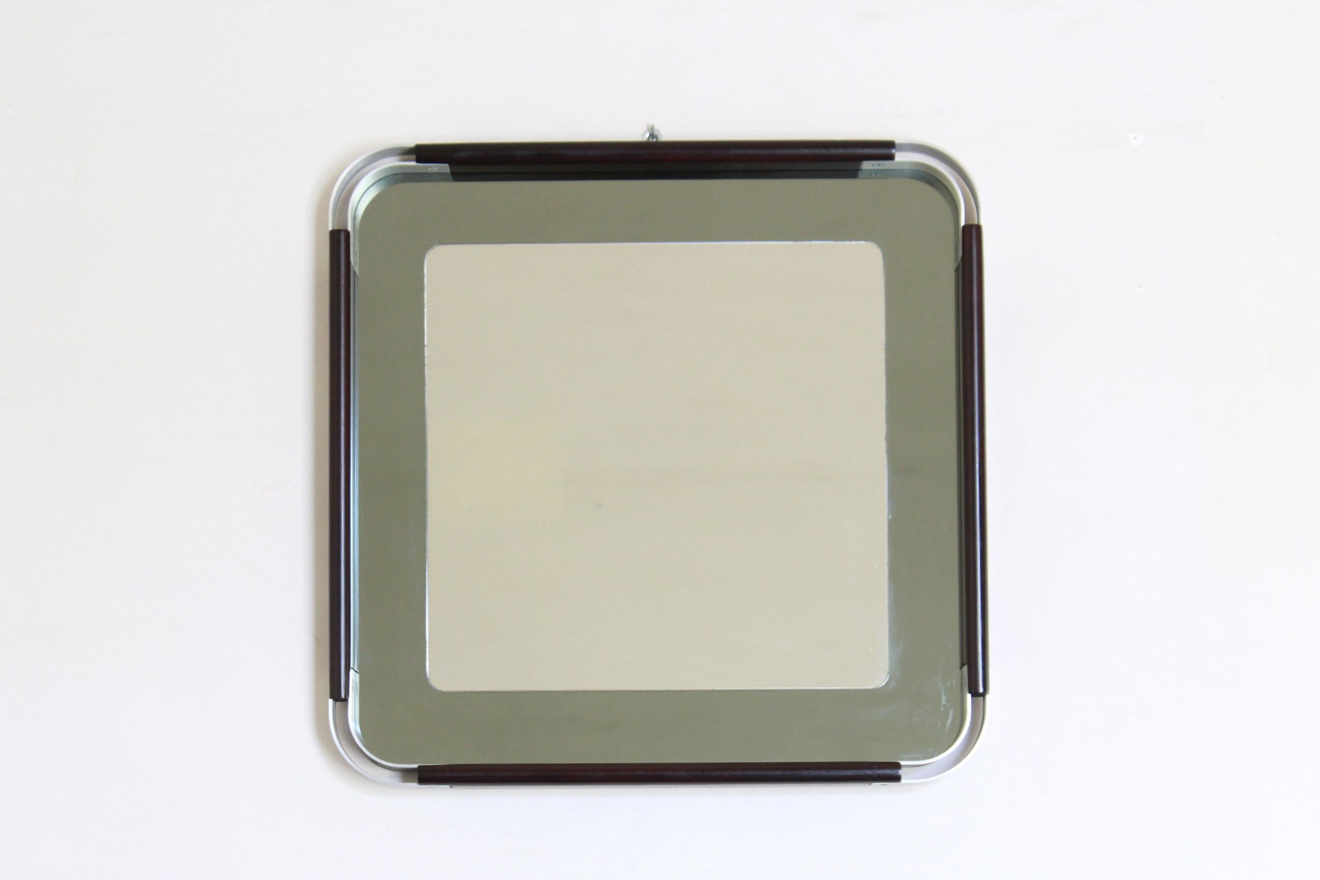 A 1970s square vintage mirror with chromed and bakelite frame. Pure 1970s italian space age design.
In very good conditions with only few signs of time.

Insured delivery available.