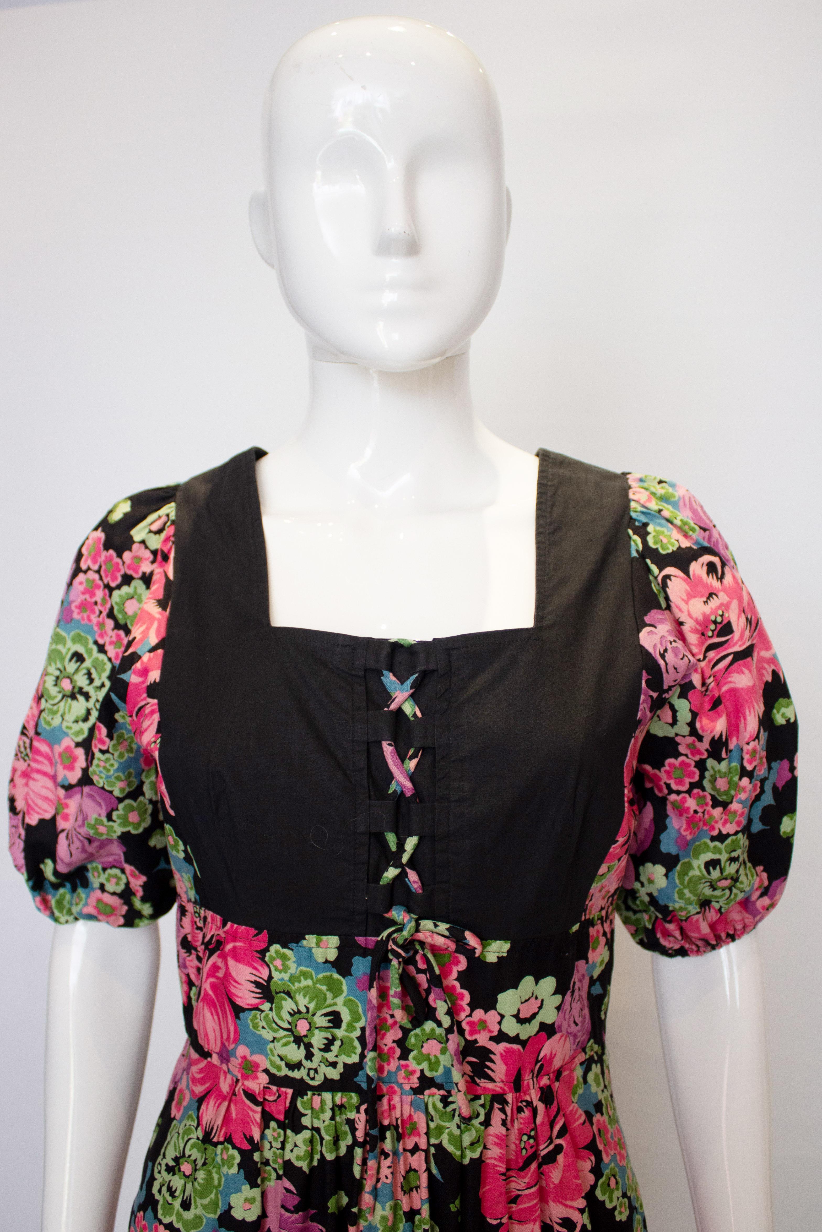1970s Vintage Susie G Floral Cotton Dress In Good Condition For Sale In London, GB