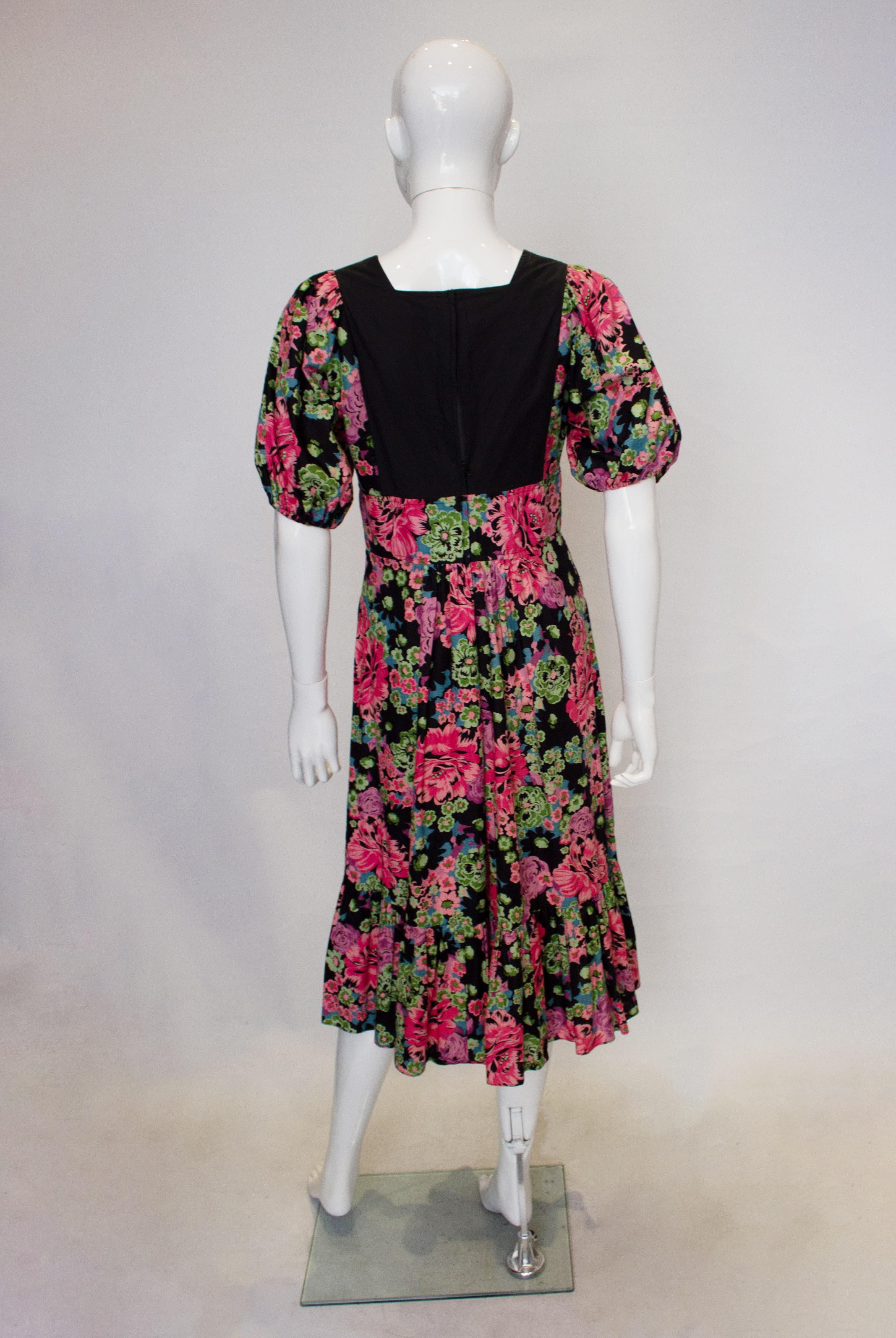 1970er Jahre Vintage Susie G Kleid aus geblümter Baumwolle Damen im Angebot