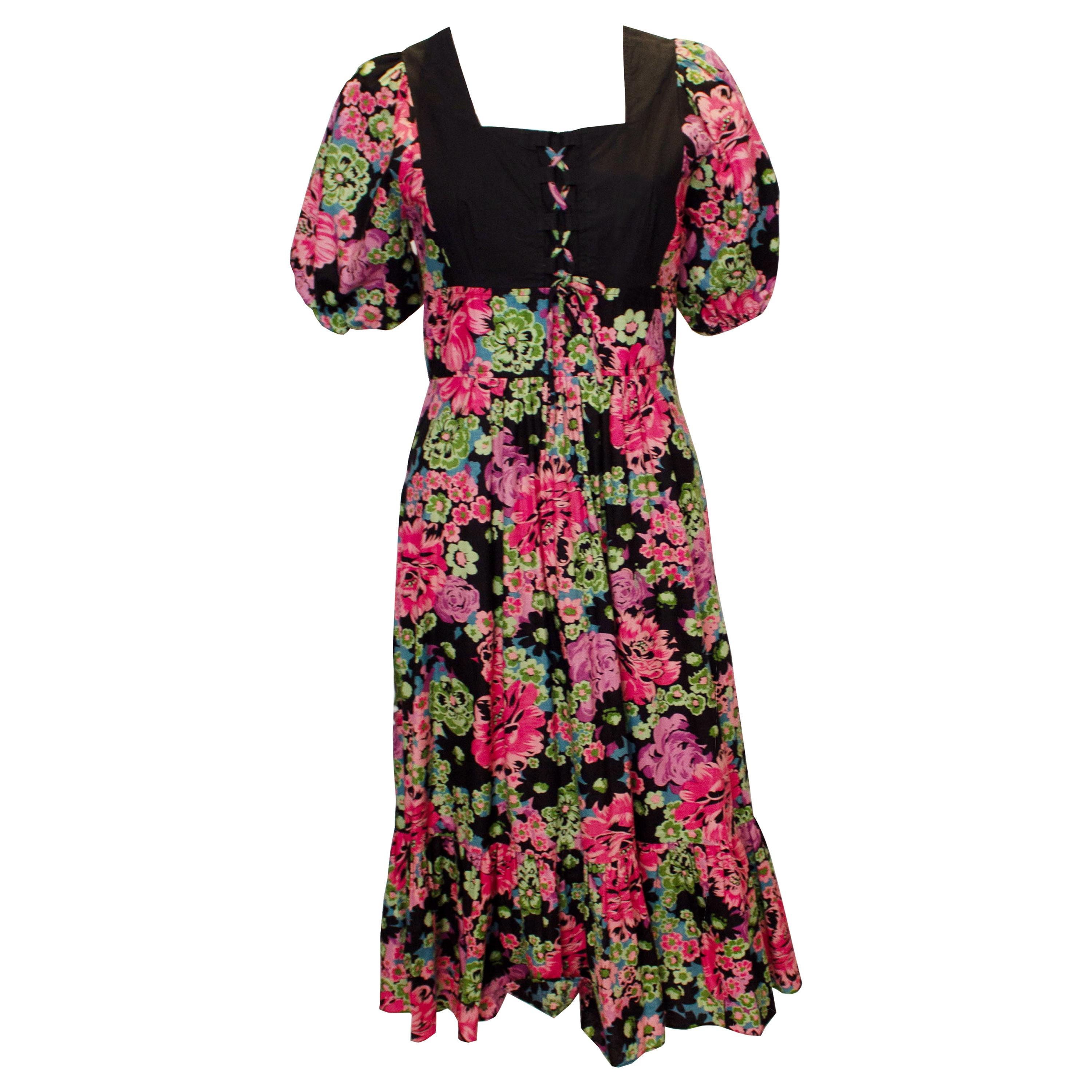 1970er Jahre Vintage Susie G Kleid aus geblümter Baumwolle im Angebot