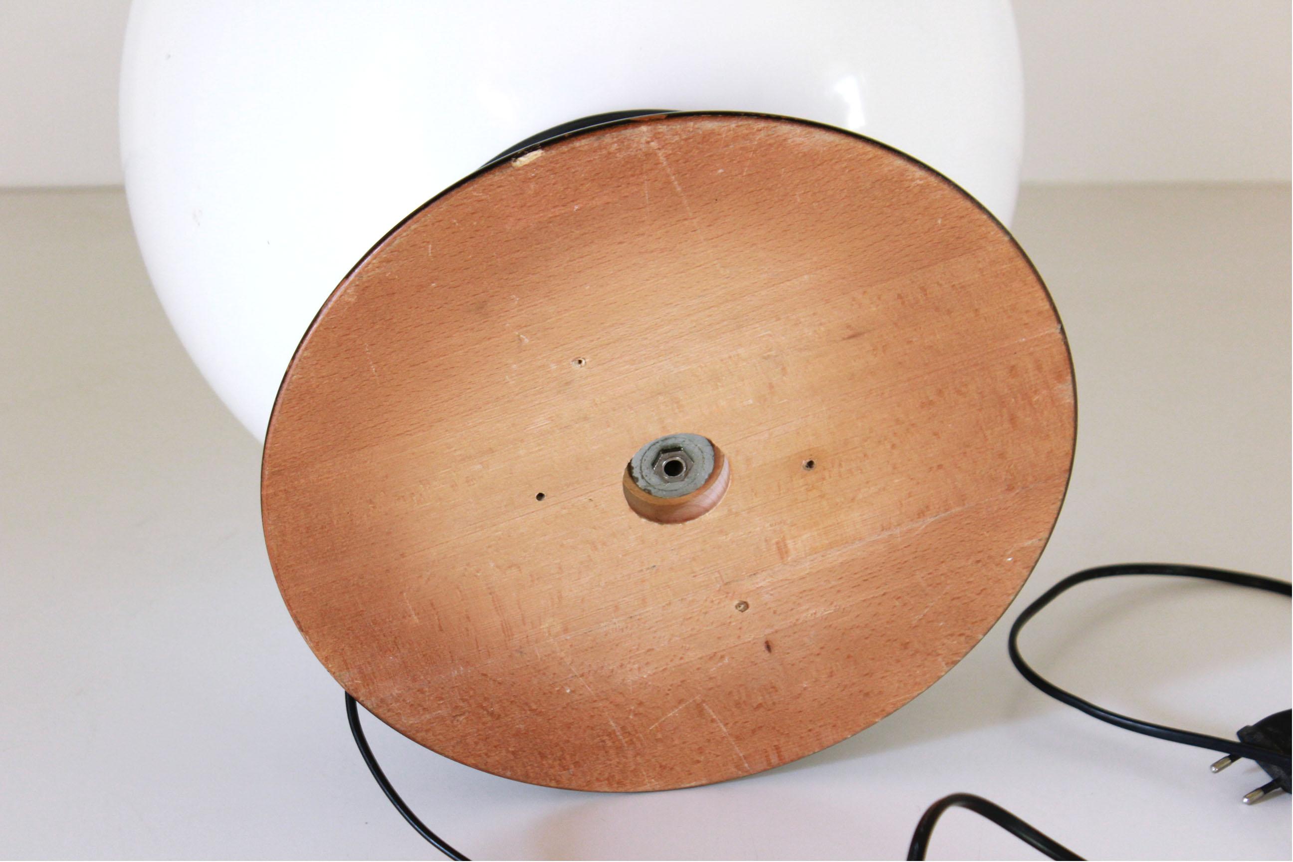 1970s Vintage White and Black Round Table Lamp For Sale 1