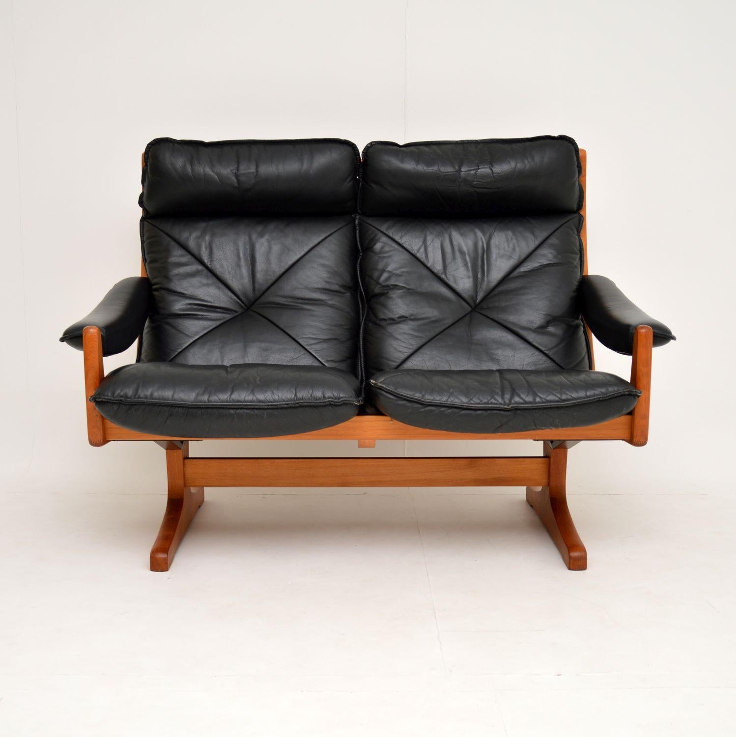 A stunning and extremely comfortable vintage teak and leather sofa. This was made in Norway in the 1970s by Lied Mobler, it was designed by Soda Galvano. It is if super quality and is in amazing condition for its age, with only some very minor wear