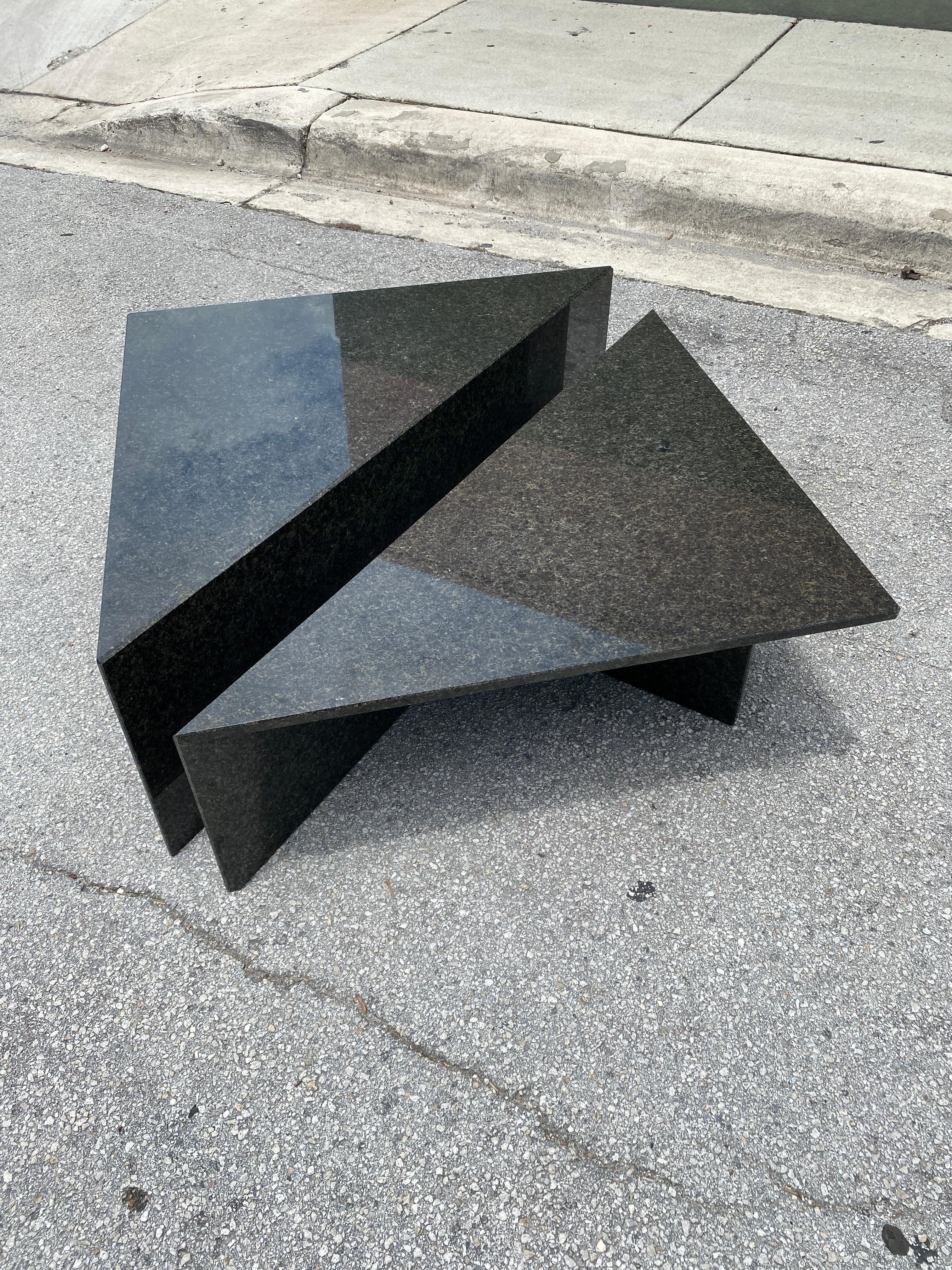 1970 Vintage Tiered Triangle Post Black Granite Coffee Table, 2 Pieces Excellent état - En vente à Asheville, NC