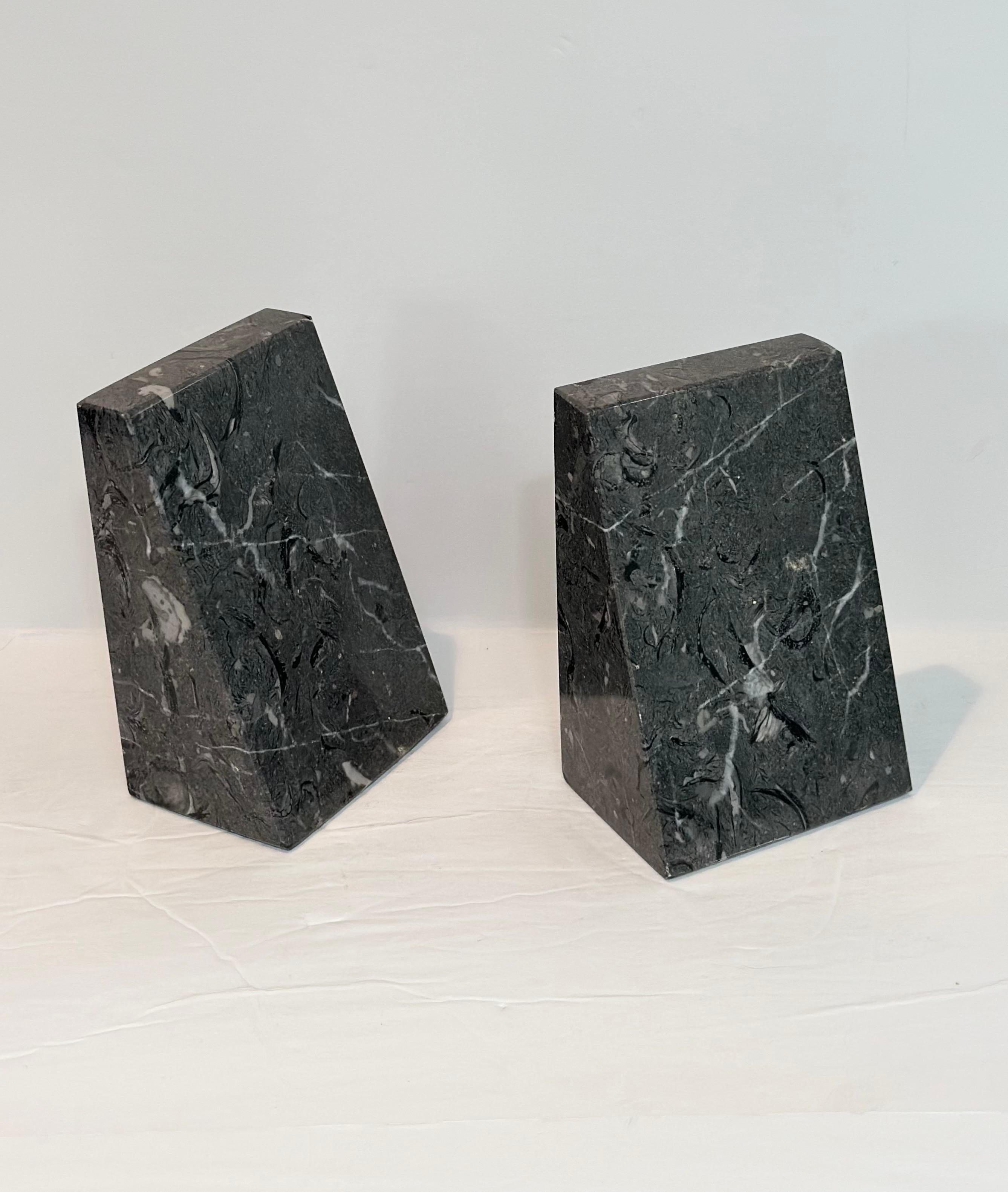 Fine XX secolo Fermalibri triangolari in pietra di marmo grigio vintage degli anni '70 - una coppia in vendita
