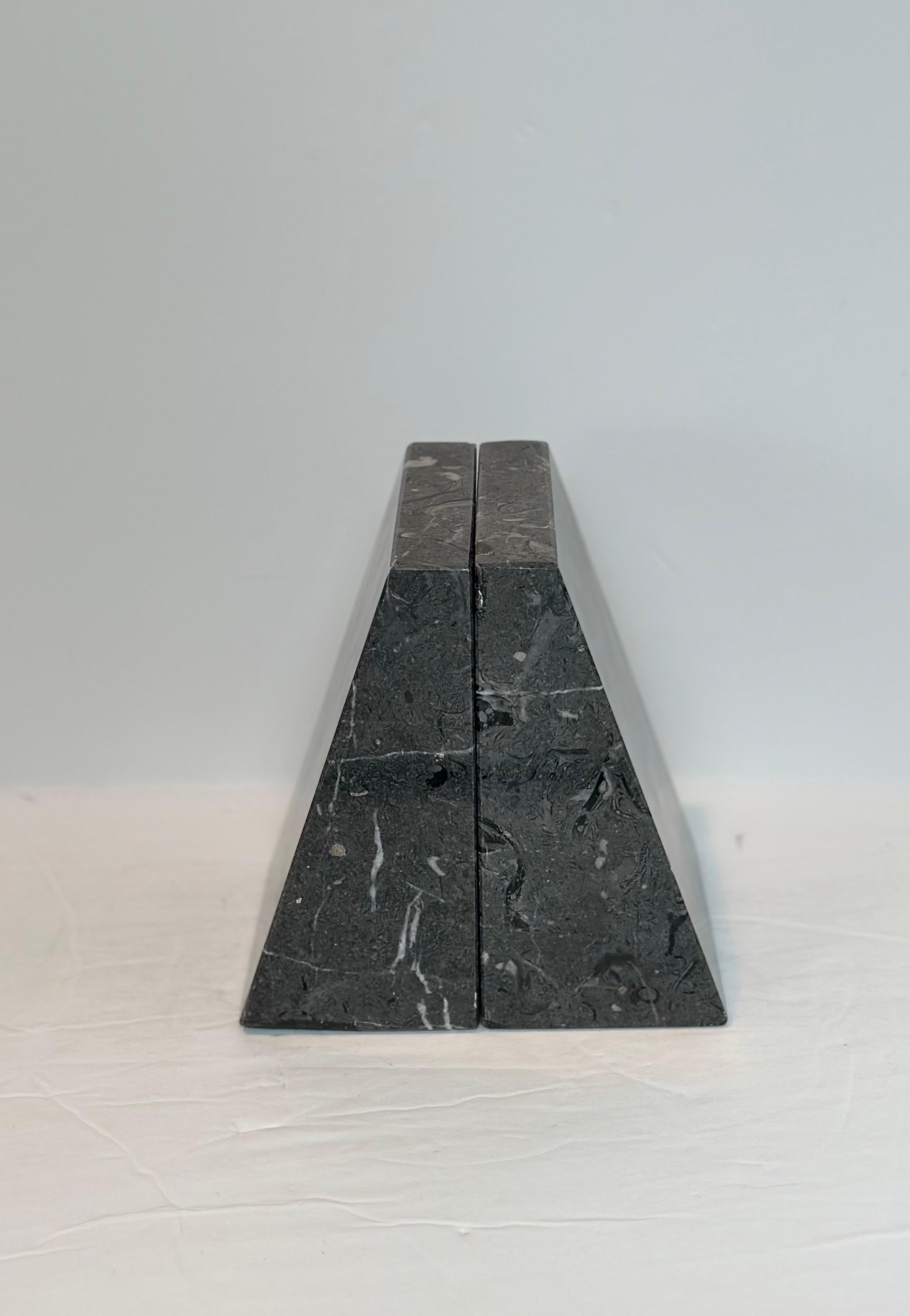 Fermalibri triangolari in pietra di marmo grigio vintage degli anni '70 - una coppia in vendita 1