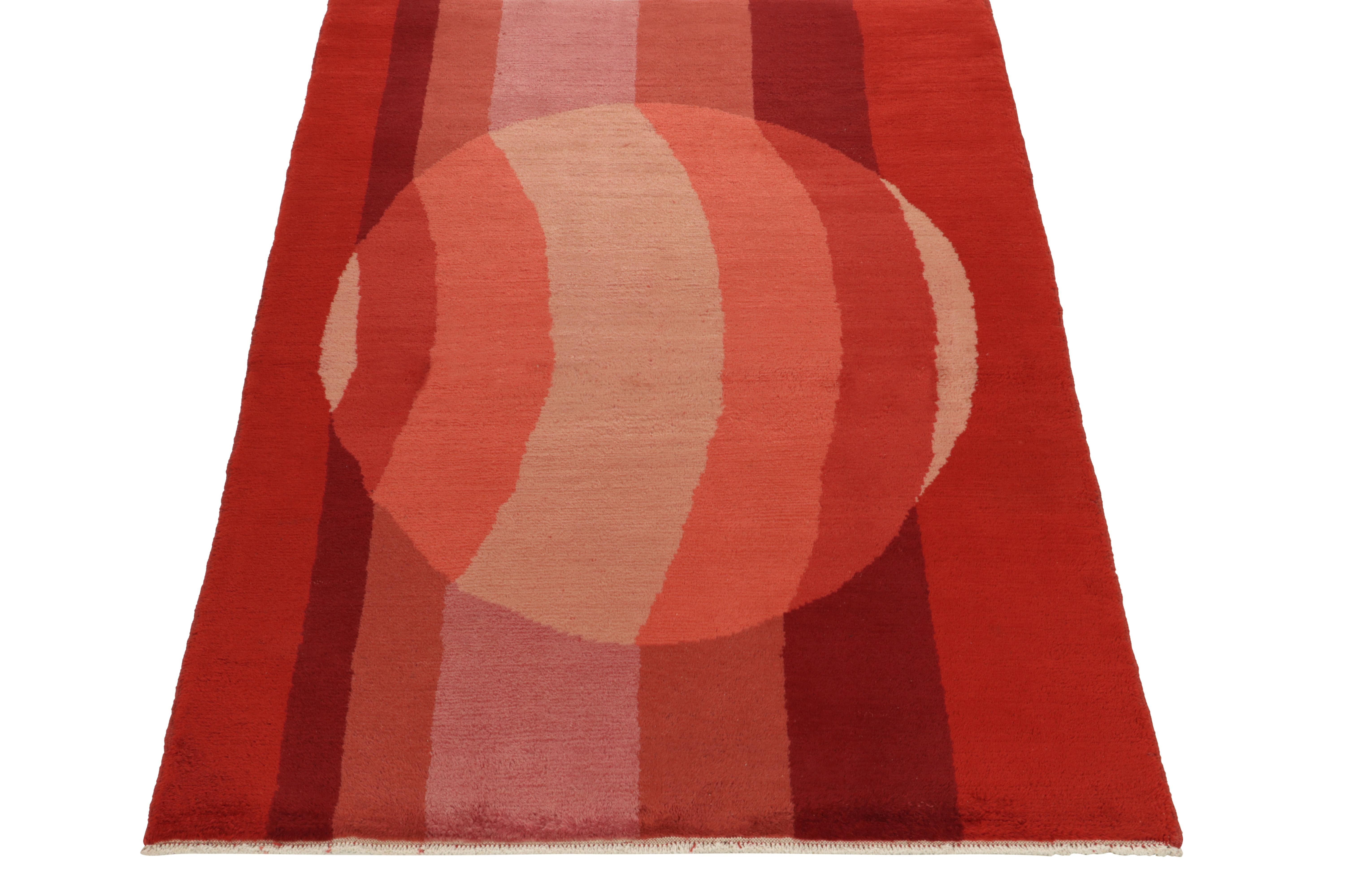 Noué à la main en laine, ce tapis vintage de Turquie datant des années 1970-1980 présente une approche moderne unique pour l'époque. Jouant d'une sensibilité linéaire déco avec une dimensionnalité abstraite, la vision dépeint un effet similaire à