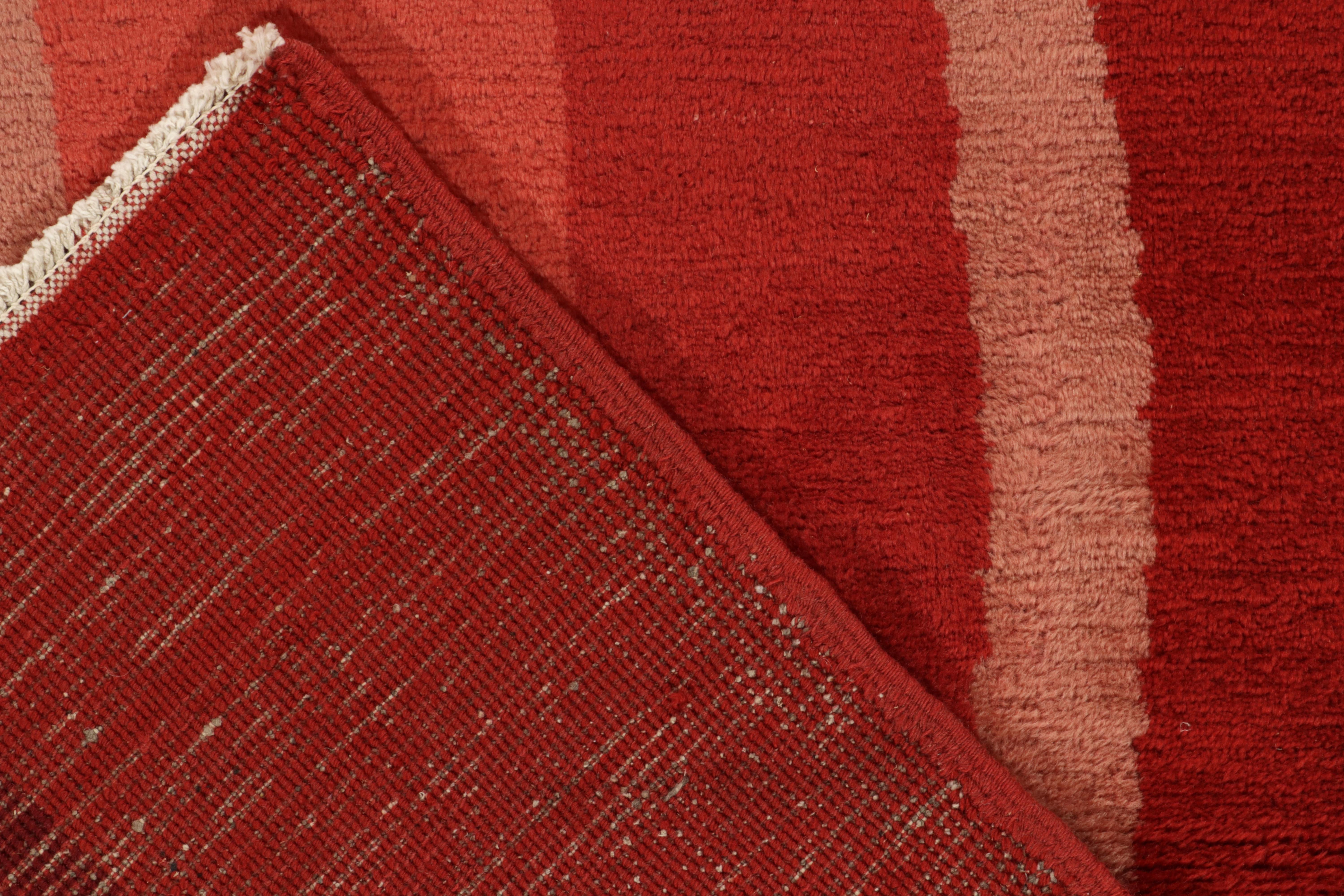 Türkischer Vintage-Teppich aus den 1970er Jahren mit roten und rosa geometrischen Mustern von Teppich & Kelim (Ende des 20. Jahrhunderts) im Angebot