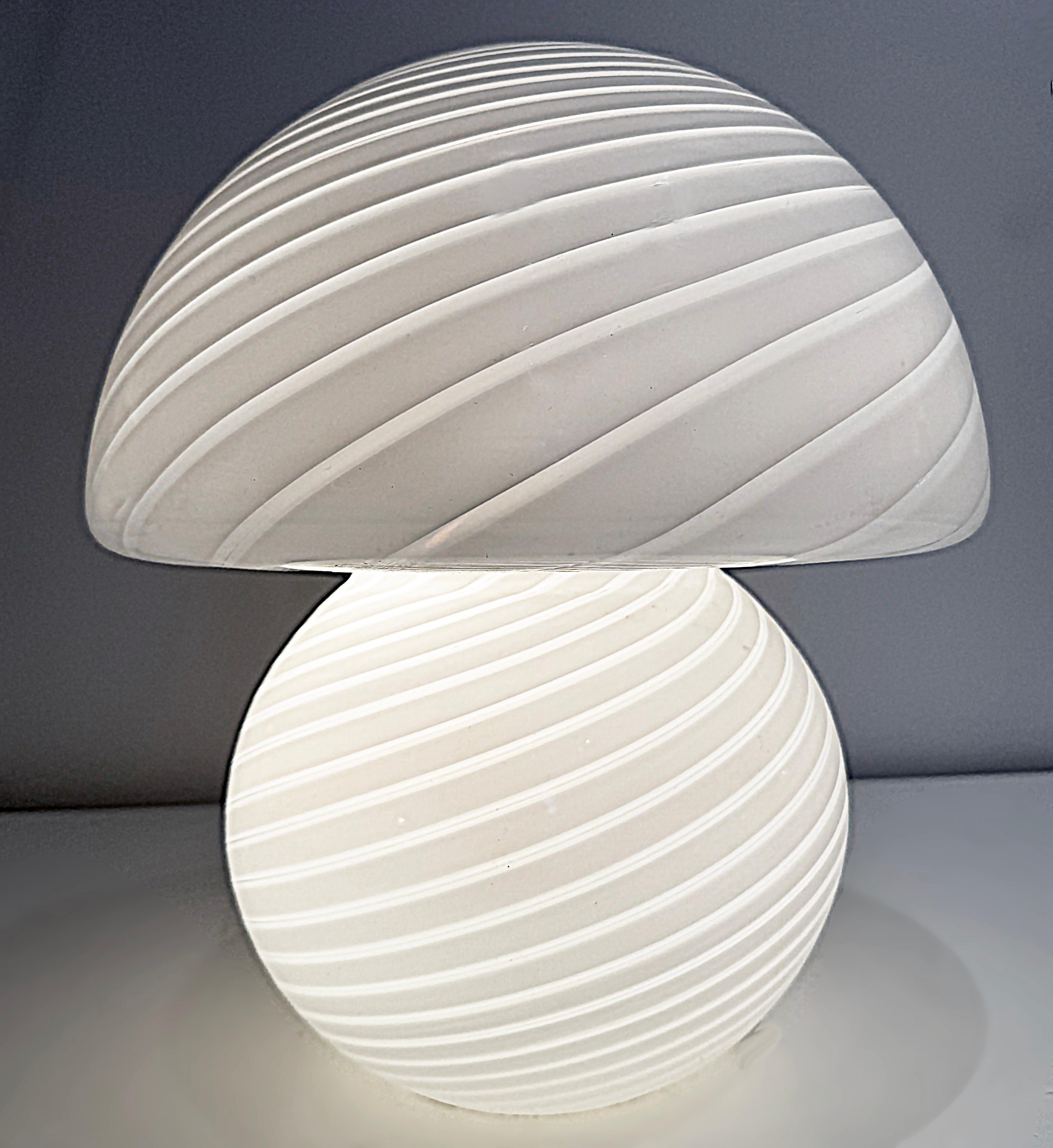 1970er Jahre Vintage Vetri geblasen Murano Glas Pilz Lampe 

Zum Verkauf angeboten wird ein 1970er Jahrgang geblasen Vetri Murano Glas Tischlampe mit einem Wirbel Muster. Die Lampe ist aus einem Stück und wird von einer einzigen Glühbirne