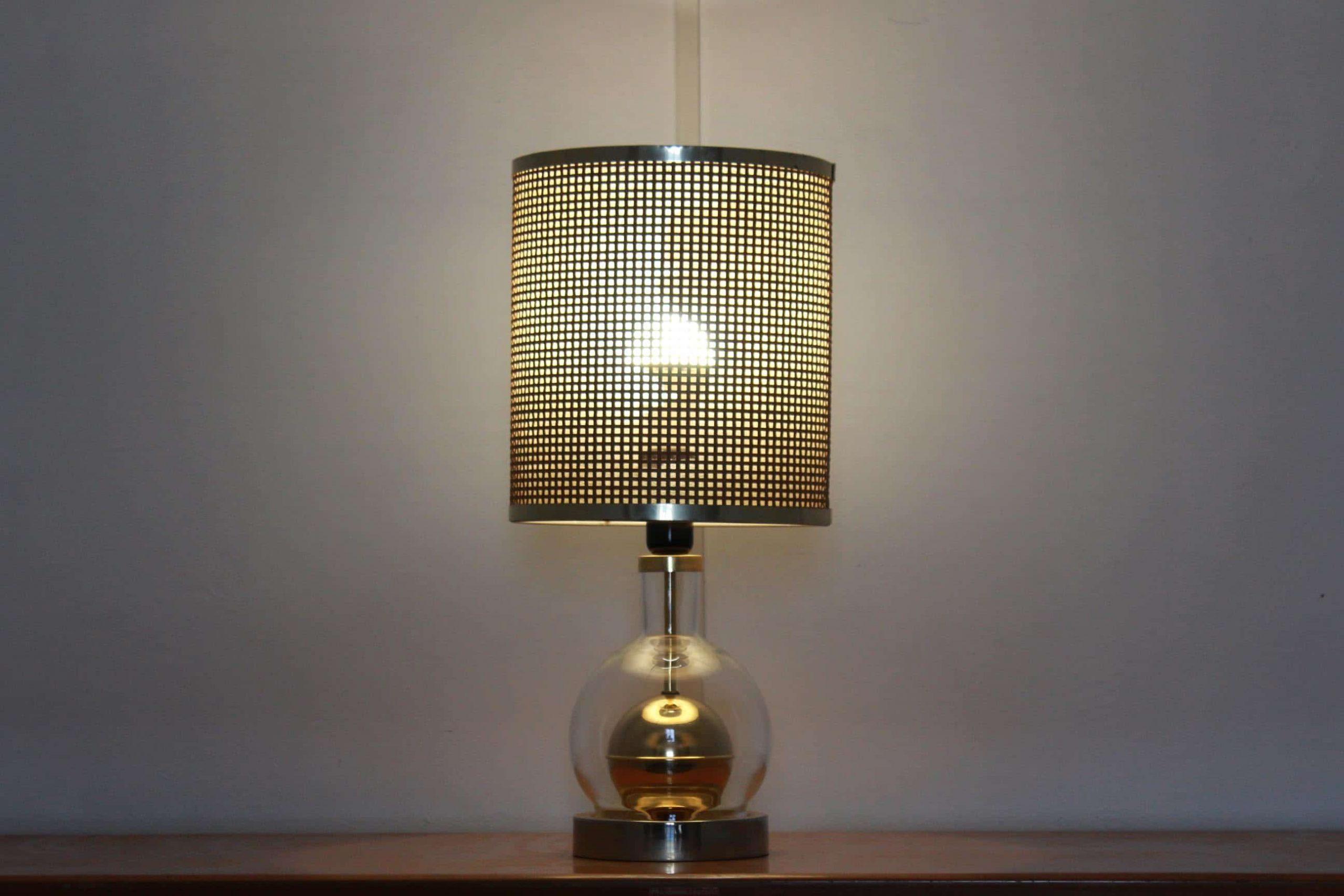 A made in Italy vintage table lamp from the 1970s with rope netting lampshade and glass or brass structure. In remarkable conditions and perfectly functioning with only few signs of time hardly visible.
 
  