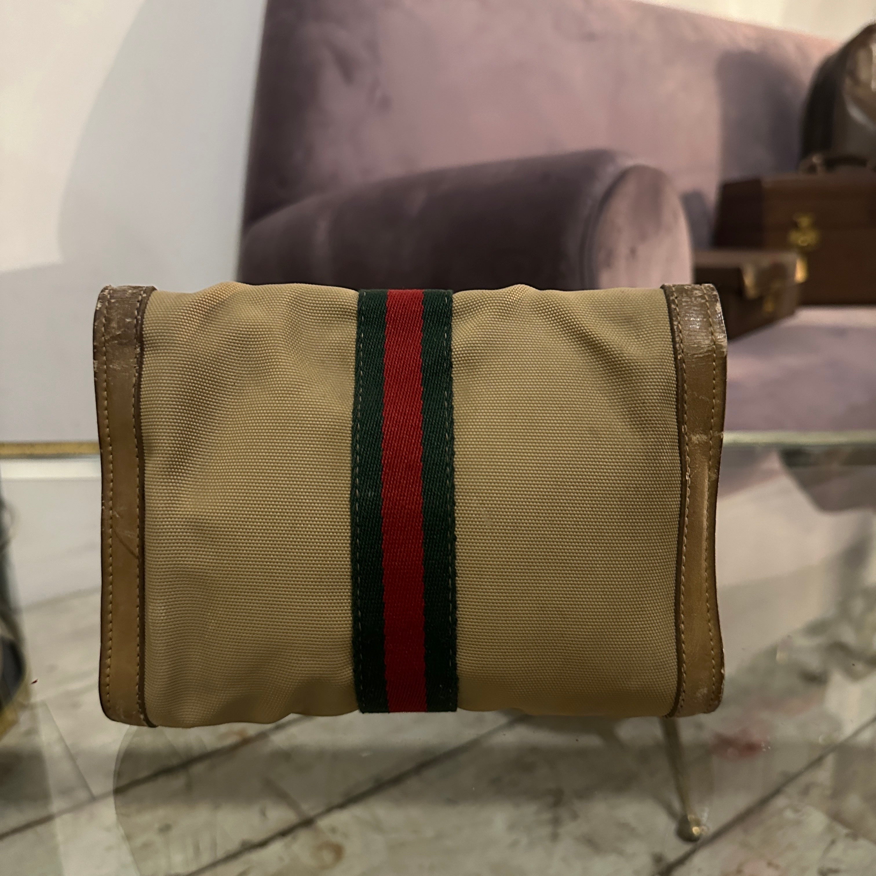 An authentic 1970s vintage necessaire clutch, originally part of the esteemed Gucci Parfums collection. This charming and versatile piece embodies the sophisticated yet accessible luxury that defined Gucci in the mid-century.
Crafted from durable