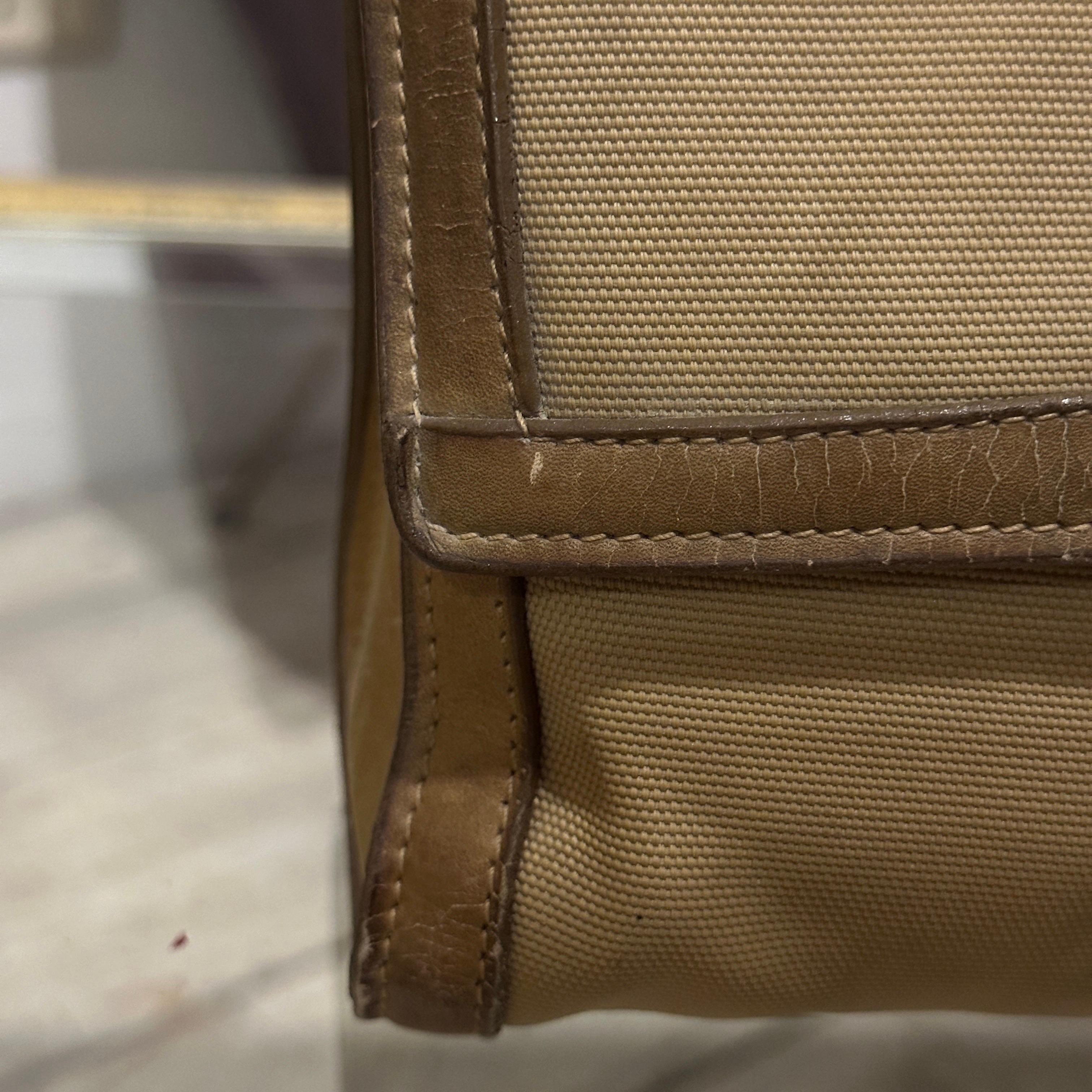 1970s Vintage Web Stripe Necessaire Clutch by Gucci In Good Condition For Sale In Aci Castello, IT