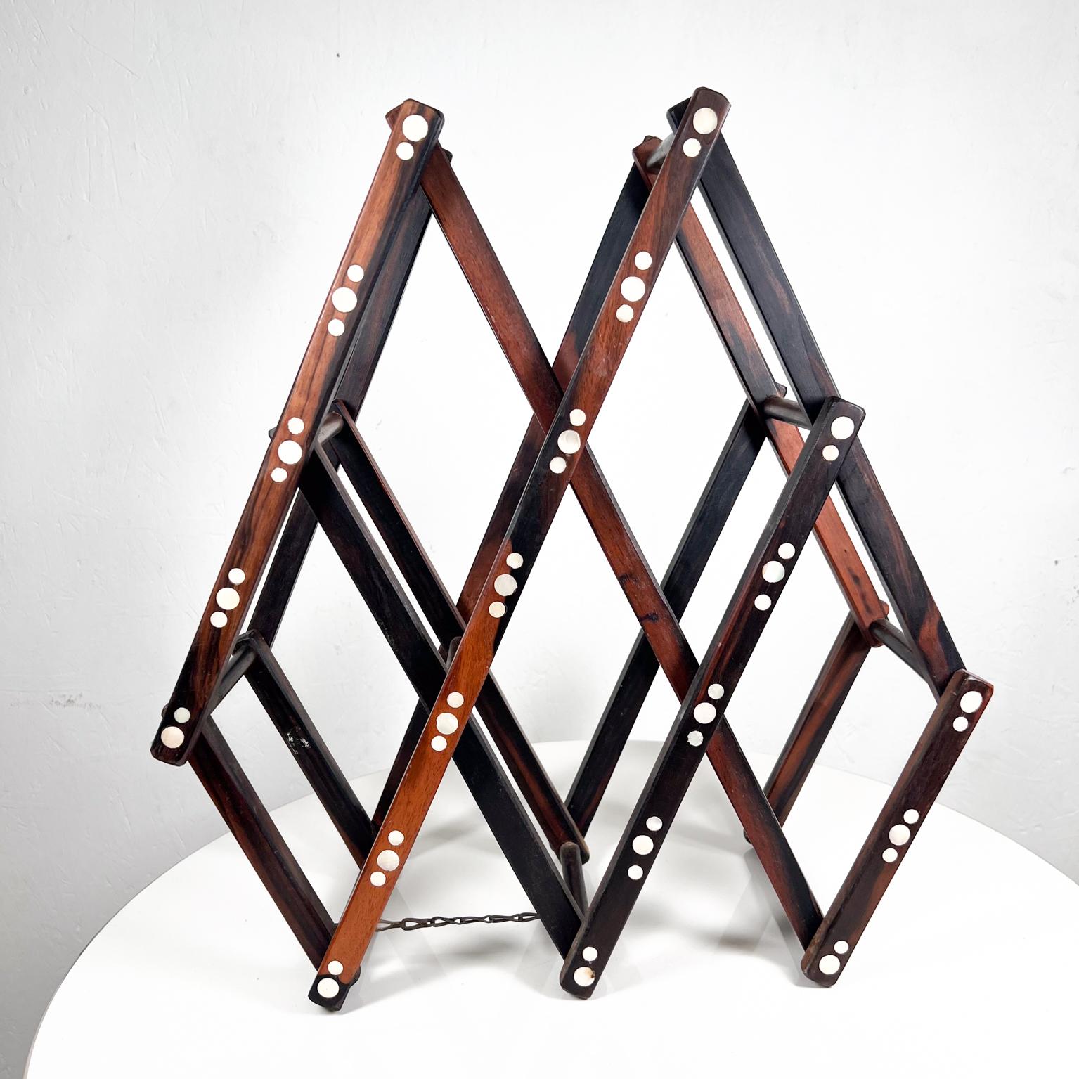 Vintage Wine Rack Collapsible in Rosewood and Abalone
16.5 w x 6.5 d x 17.5 tall
19.13 x 6.5 x 3.5 closed
Wine holder Rack Rosewood with abalone inserts and Rusty chain.
Preowned vintage condition unrestored.
Refer to images.



.