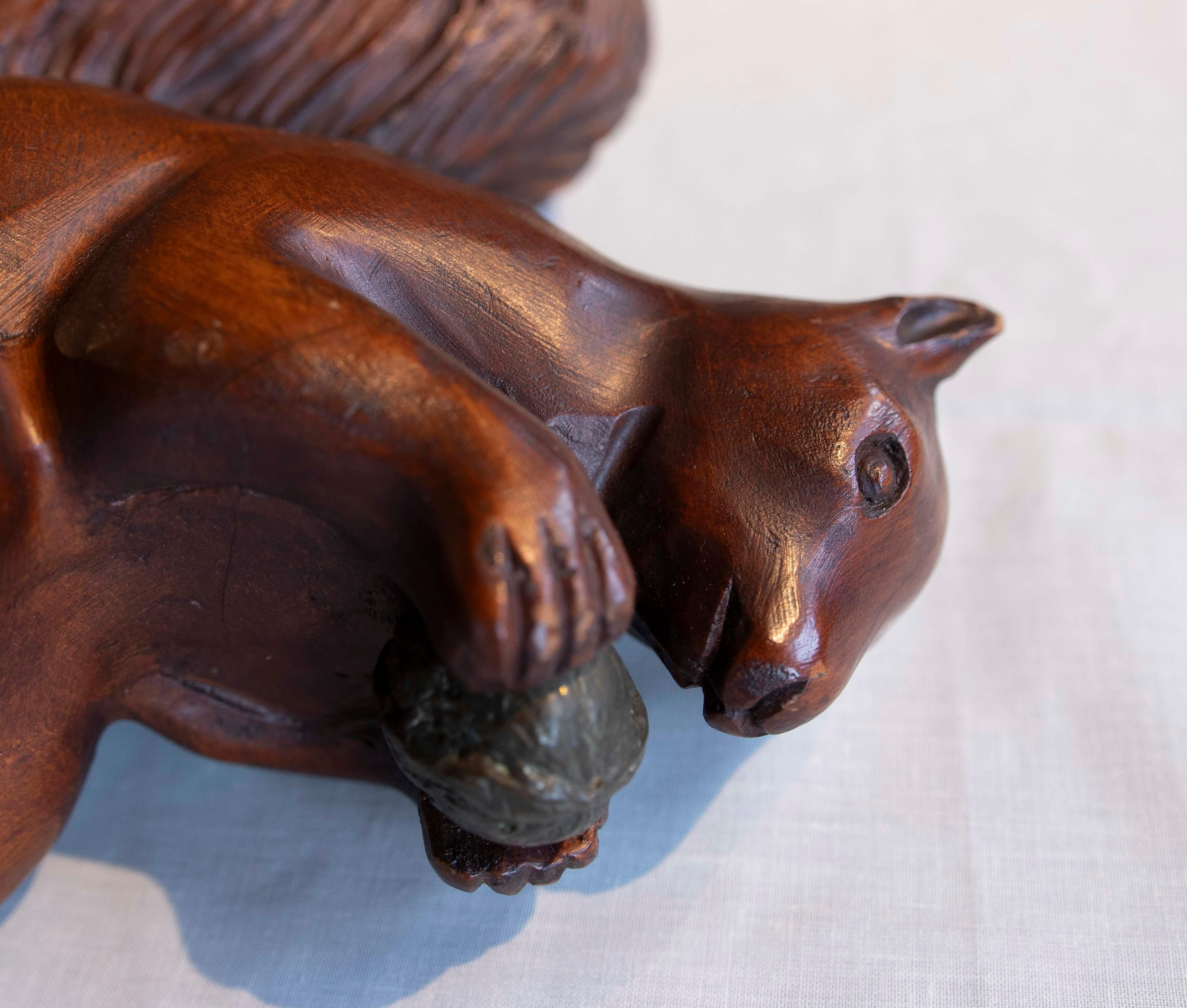 Scultura vintage di scoiattolo intagliato in legno del 1970 con dado in bronzo in vendita 3