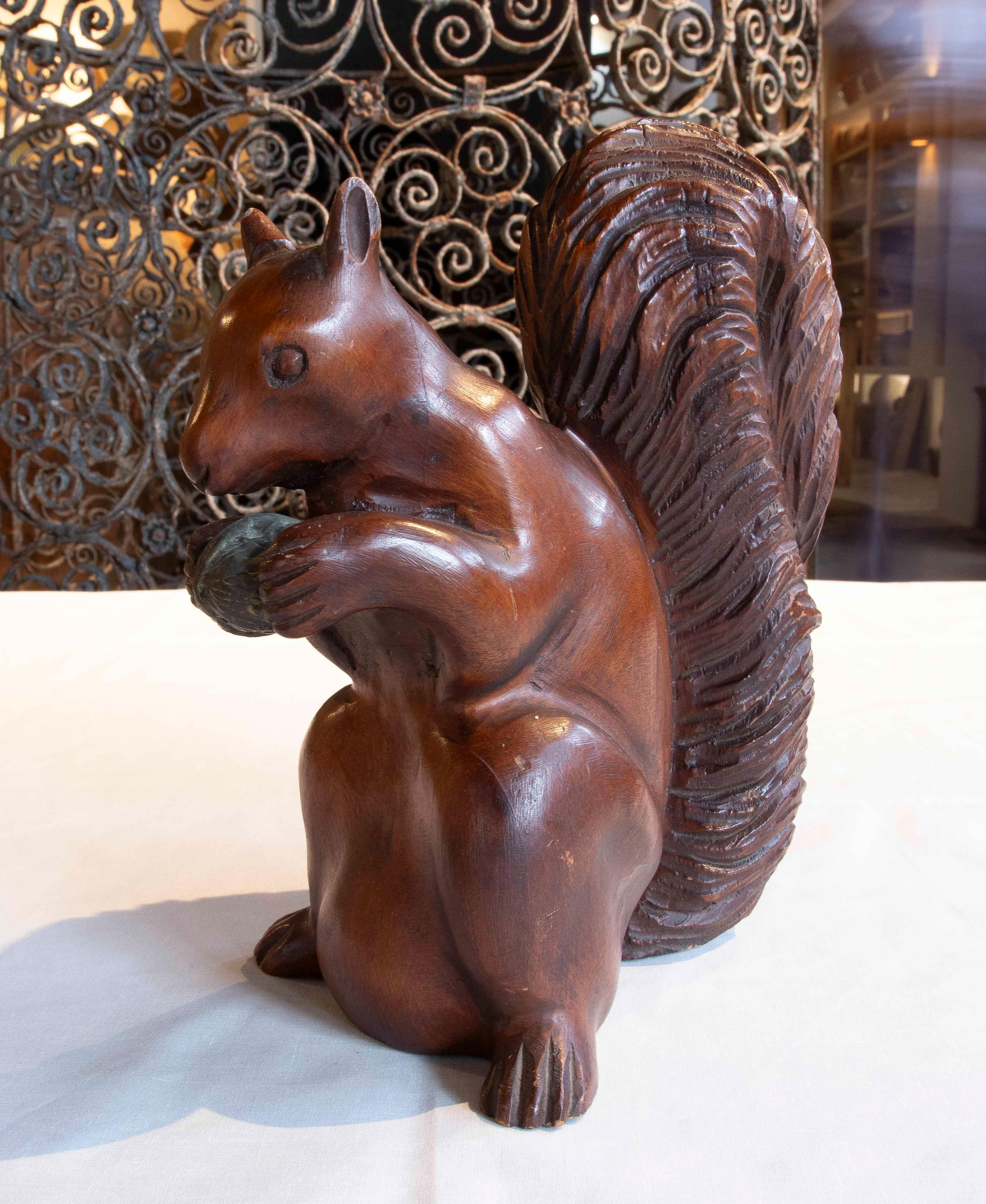 Spagnolo Scultura vintage di scoiattolo intagliato in legno del 1970 con dado in bronzo in vendita