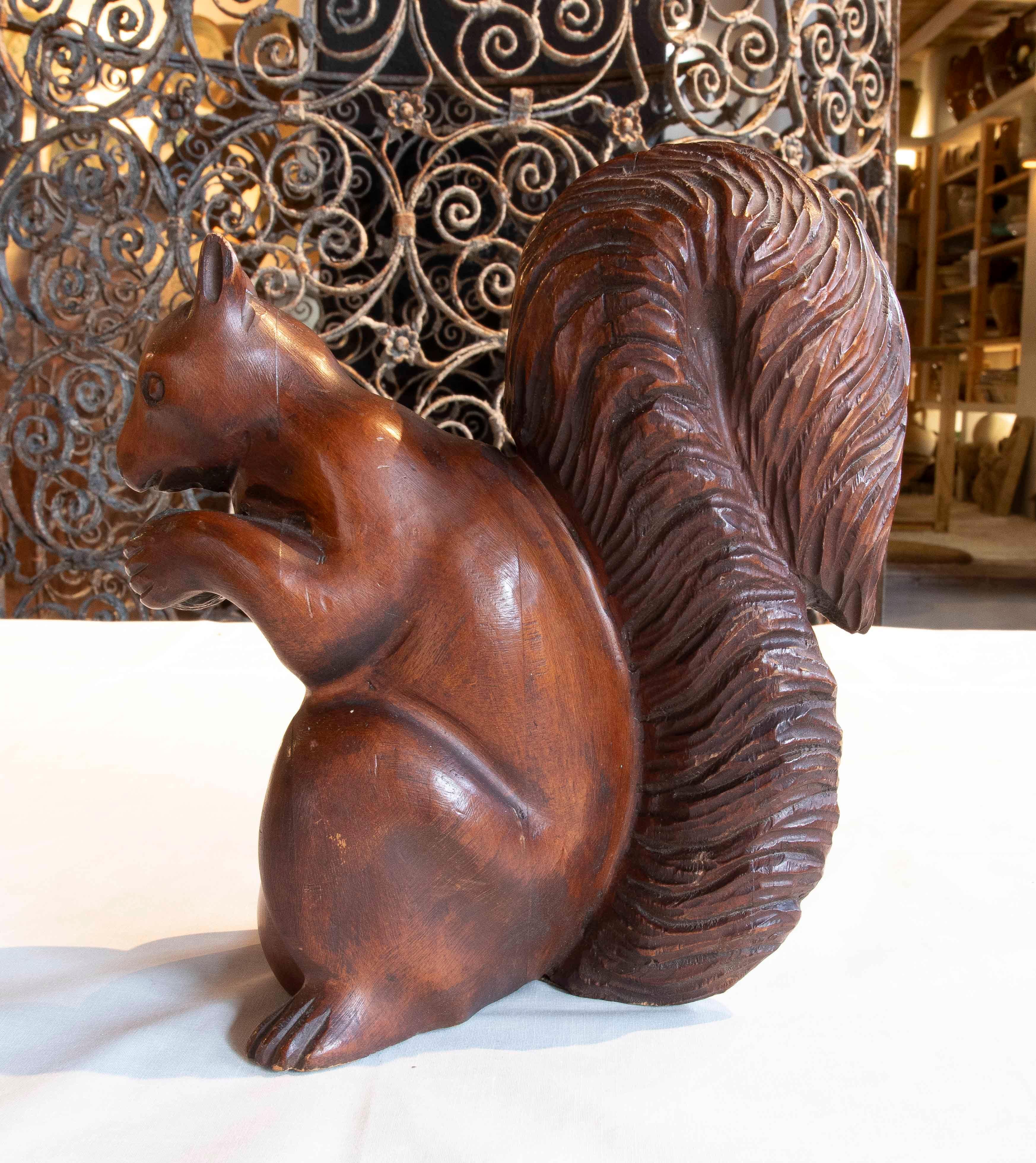 Intagliato a mano Scultura vintage di scoiattolo intagliato in legno del 1970 con dado in bronzo in vendita