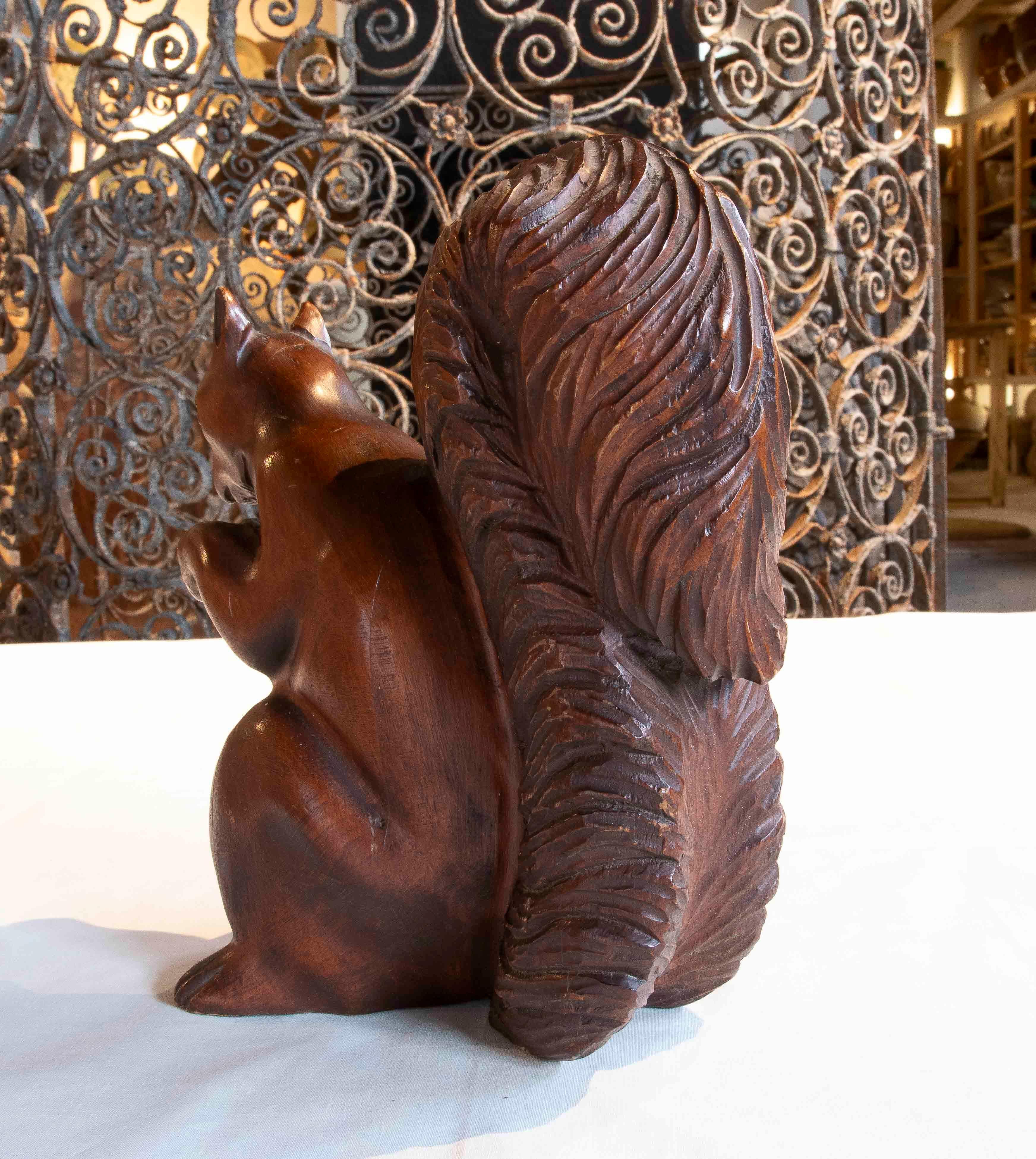 Scultura vintage di scoiattolo intagliato in legno del 1970 con dado in bronzo In condizioni buone in vendita a Marbella, ES