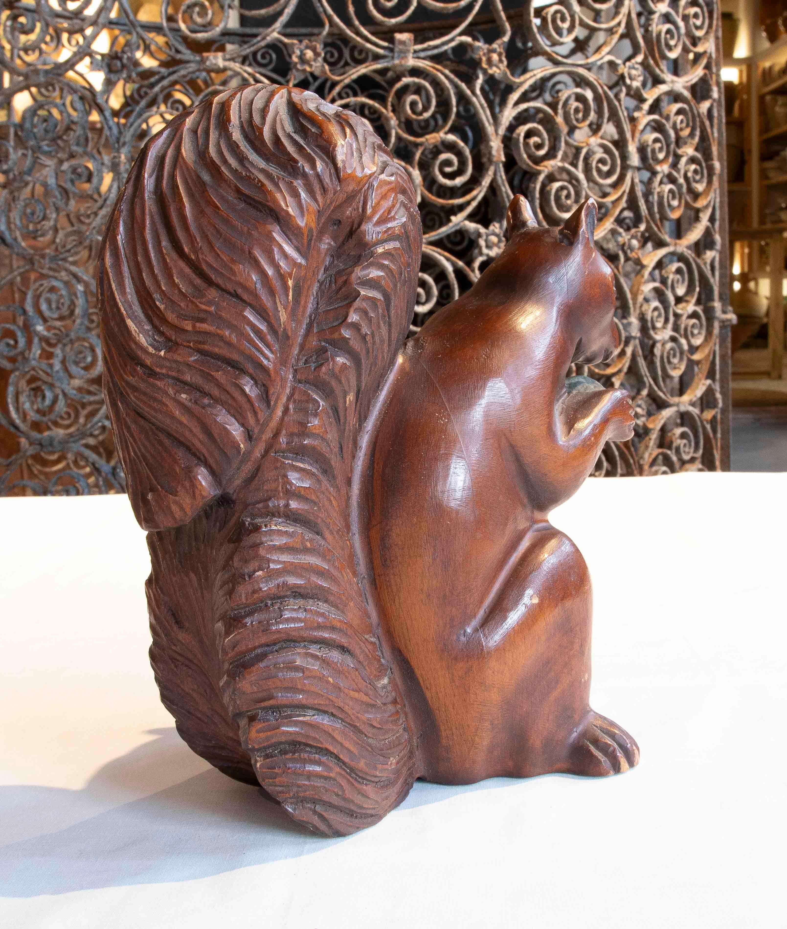 XX secolo Scultura vintage di scoiattolo intagliato in legno del 1970 con dado in bronzo in vendita