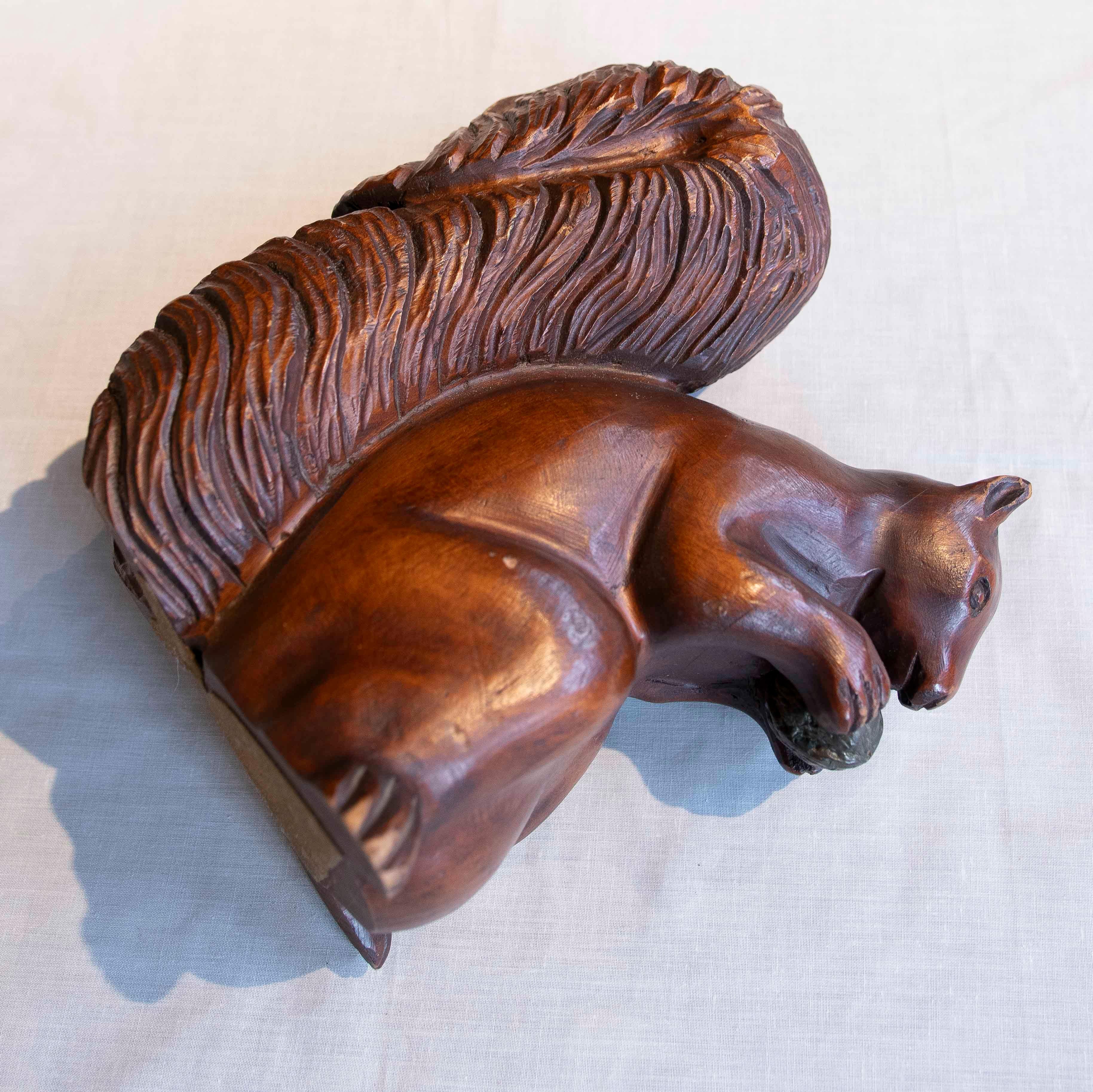 Bronzo Scultura vintage di scoiattolo intagliato in legno del 1970 con dado in bronzo in vendita