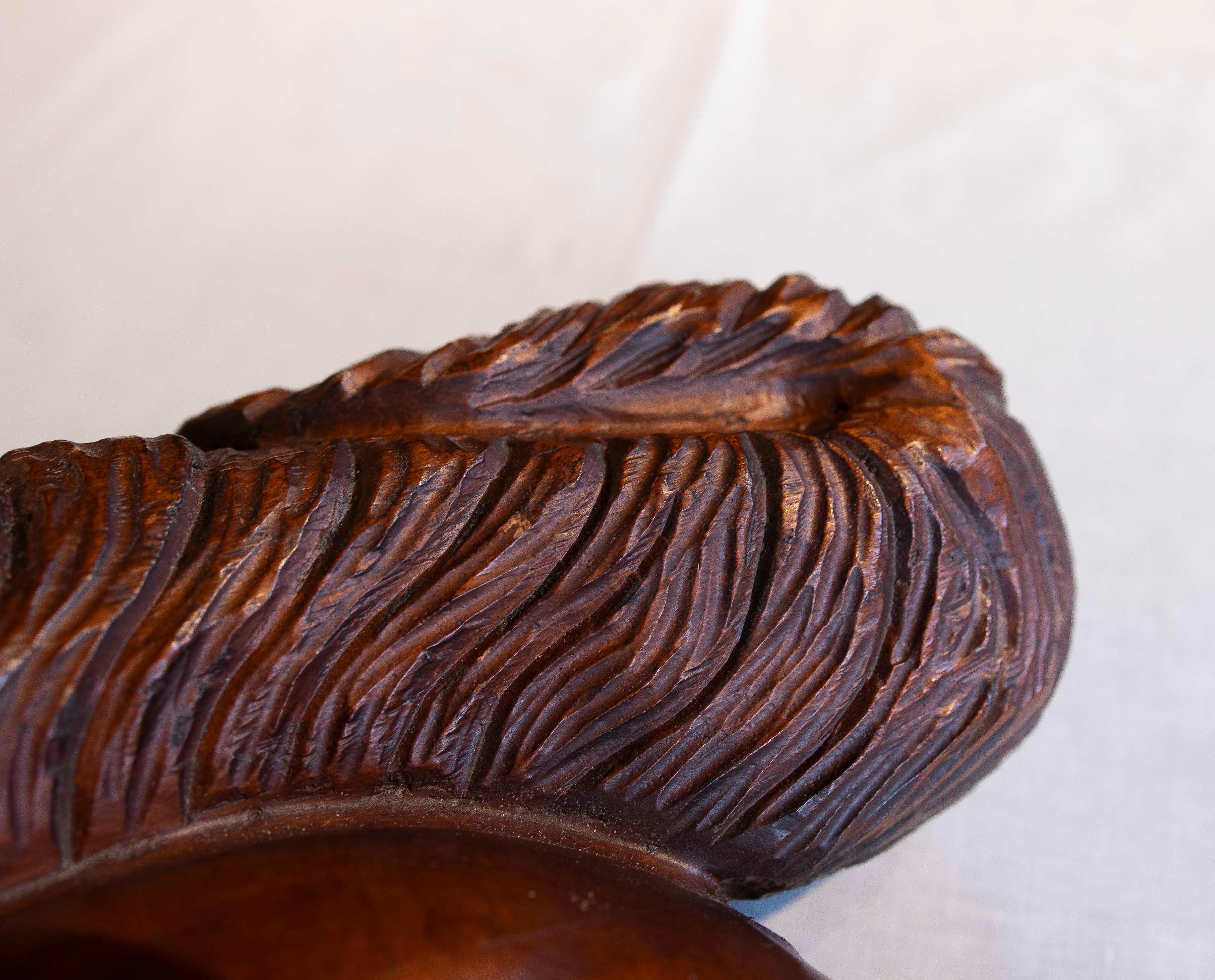 Scultura vintage di scoiattolo intagliato in legno del 1970 con dado in bronzo in vendita 1