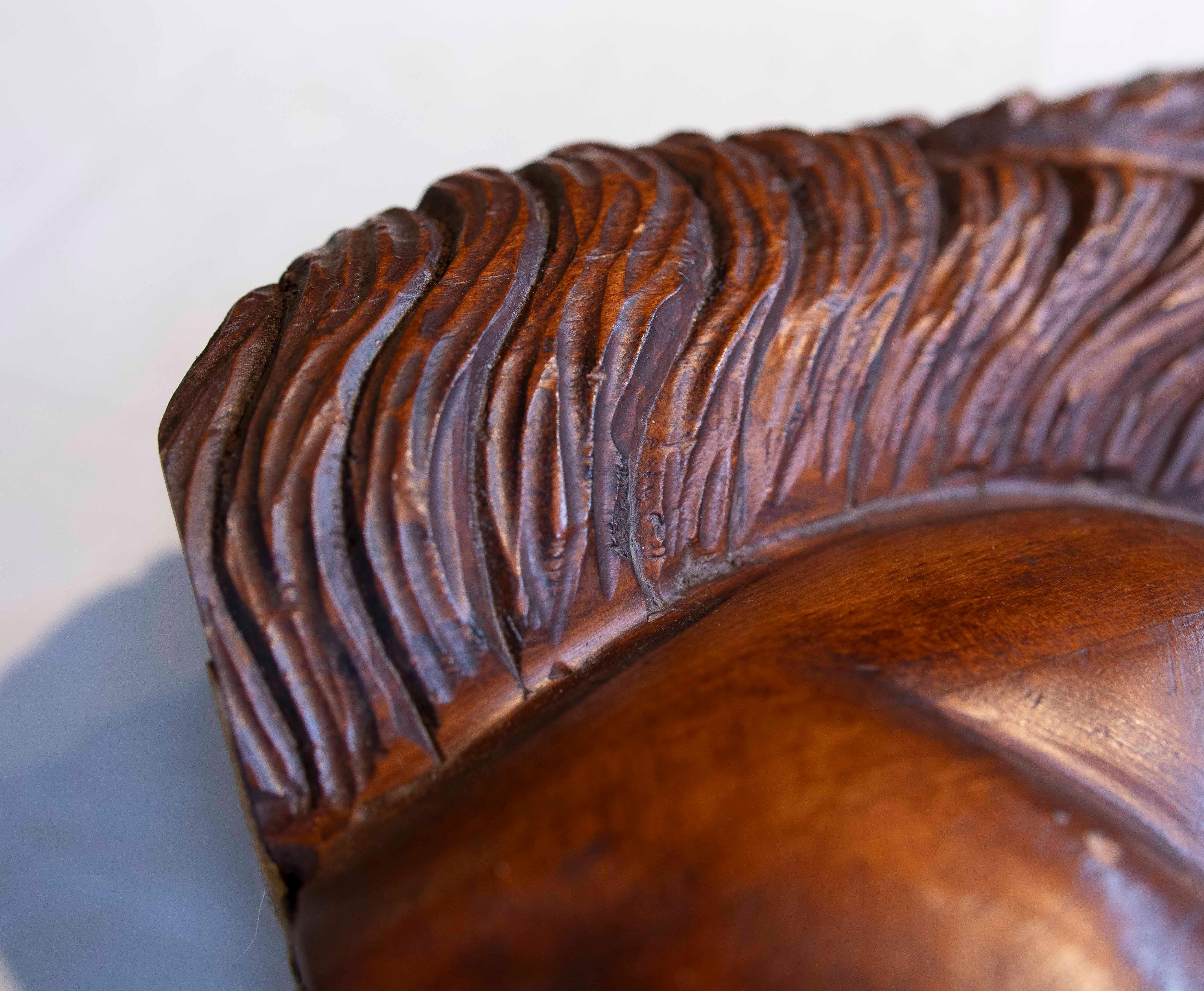 Scultura vintage di scoiattolo intagliato in legno del 1970 con dado in bronzo in vendita 2
