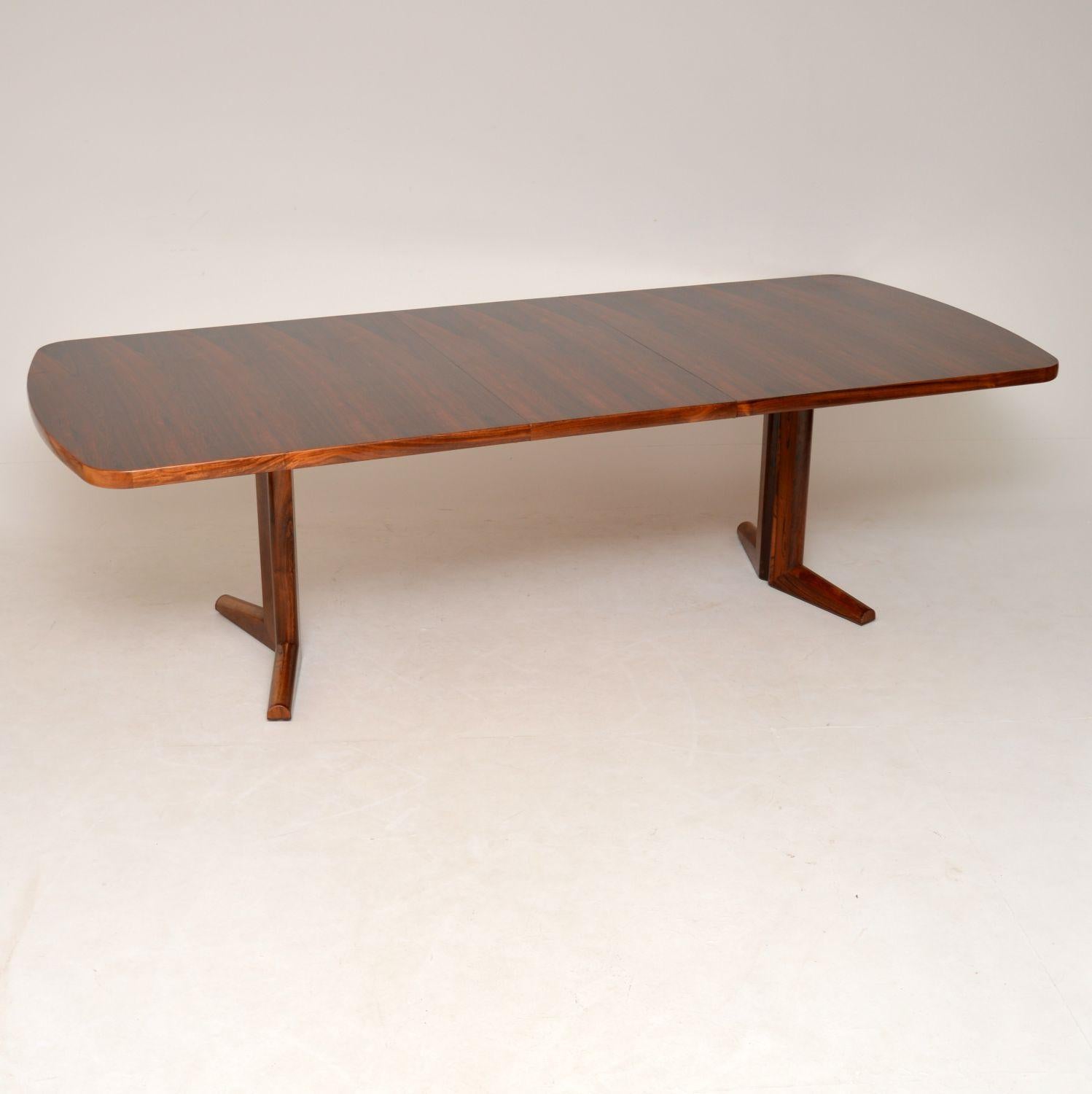 A magnificent vintage dining table which was designed by Martin Hall for Gordon Russell, it dates from the 1970s. This is of incredibly high quality and is in superb condition, with barely any wear to be seen. The color and grain patterns are
