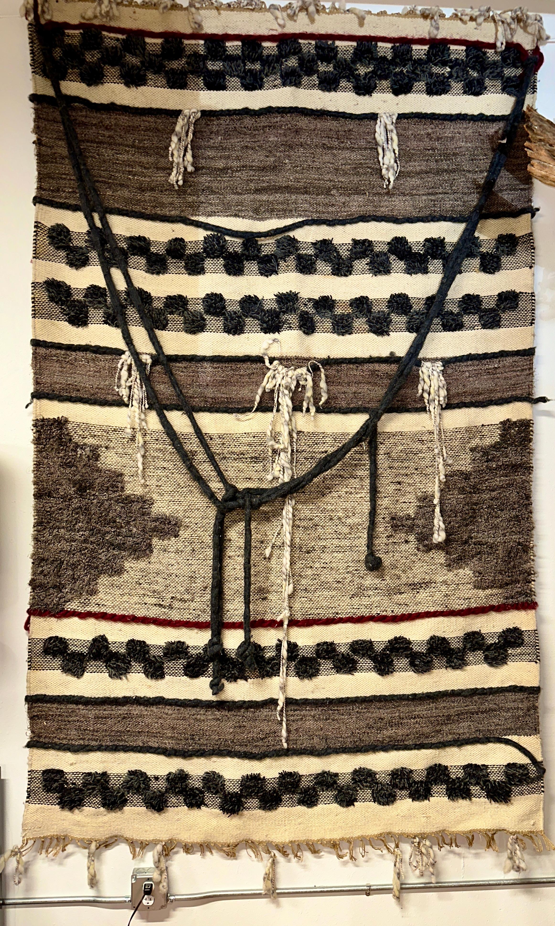 Un gran tejido vintage de lana en tonos tierra. Tiene una raya burdeos oscuro cerca de la parte inferior. Cosecha de 1970. Mide aproximadamente 60x102 pulgadas de dimensión. No estamos muy seguros del origen, Estados Unidos, tal vez escandinavo. 