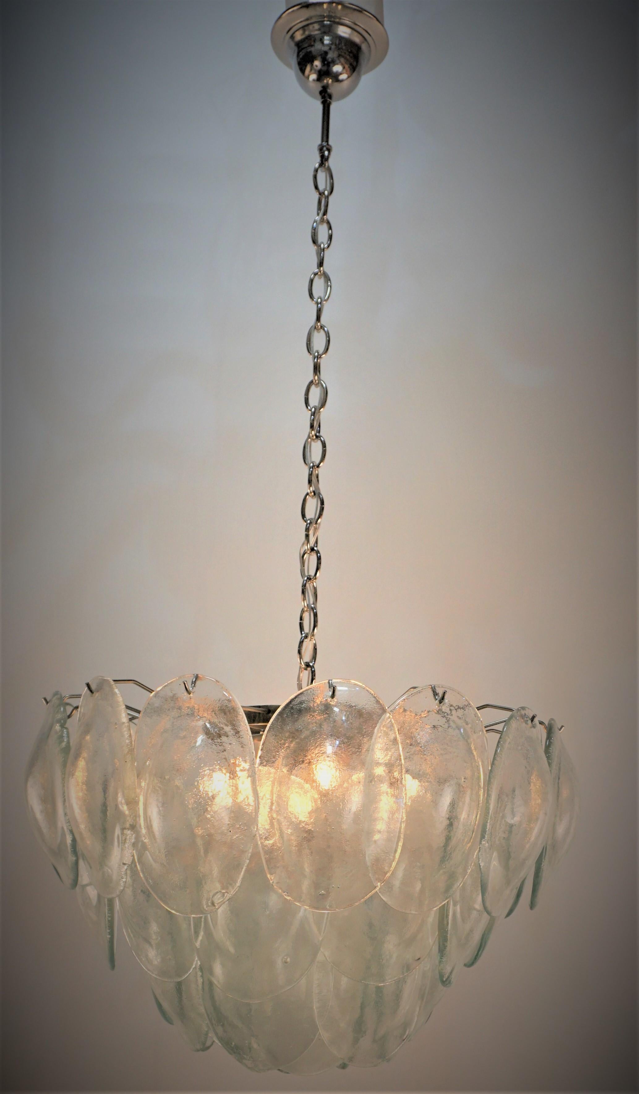 Eleganter Kronleuchter aus geblasenem Muran-Glas aus den 1960er- und 1970er-Jahren.
Sechs Leuchten, professionell neu verkabelt und einbaufertig.
 Maximal 100 Watt pro Stück.
Maße: Breite ist 24