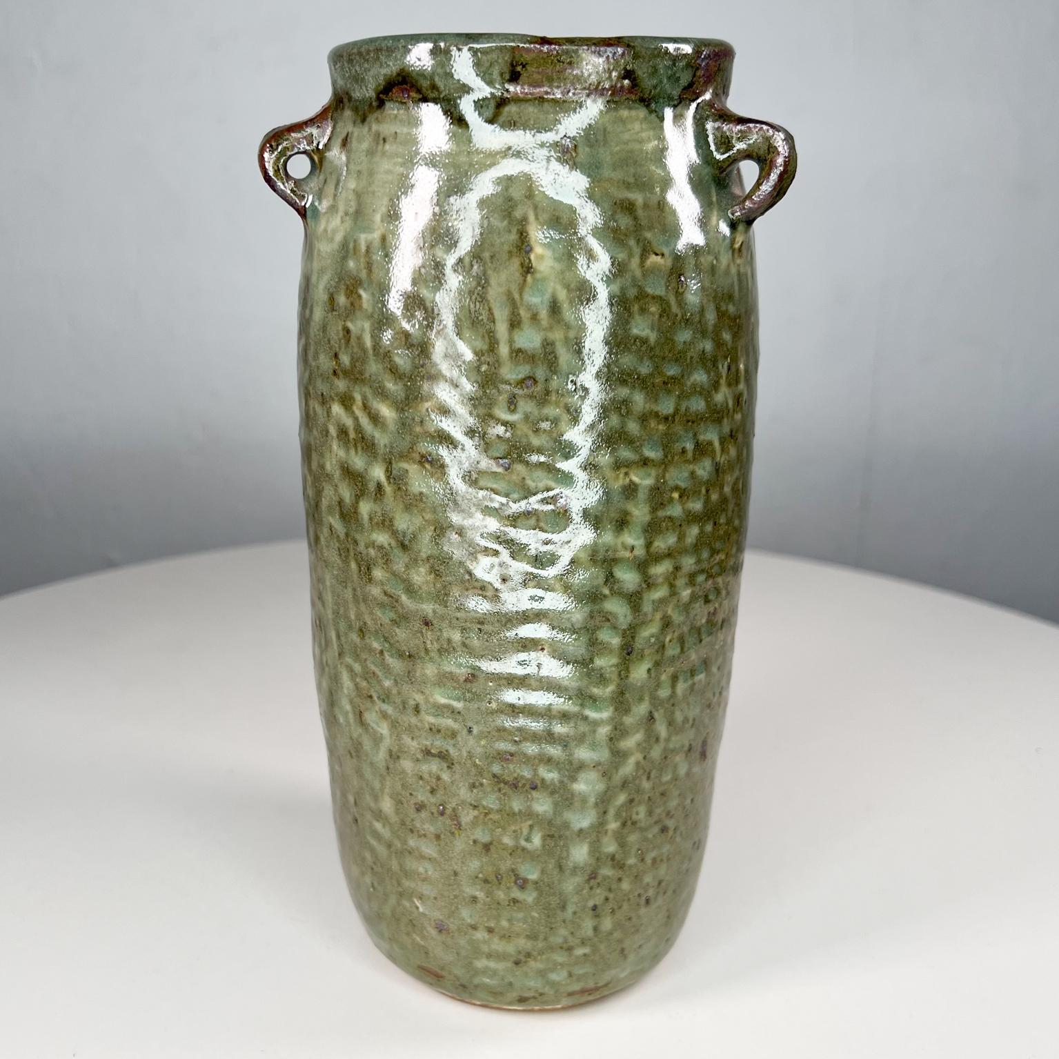 Vivika & Otto Heino Studio Töpferei Vase aus Ojai Calif
Hersteller gestempelt
Eine wundervoll ausgeführte und gestaltete Vase aus Steingut von dem Künstlerehepaar Vivika und Otto Heino, den Meistern der Keramikkunst.
Maße: 8,88 hoch x 4,5