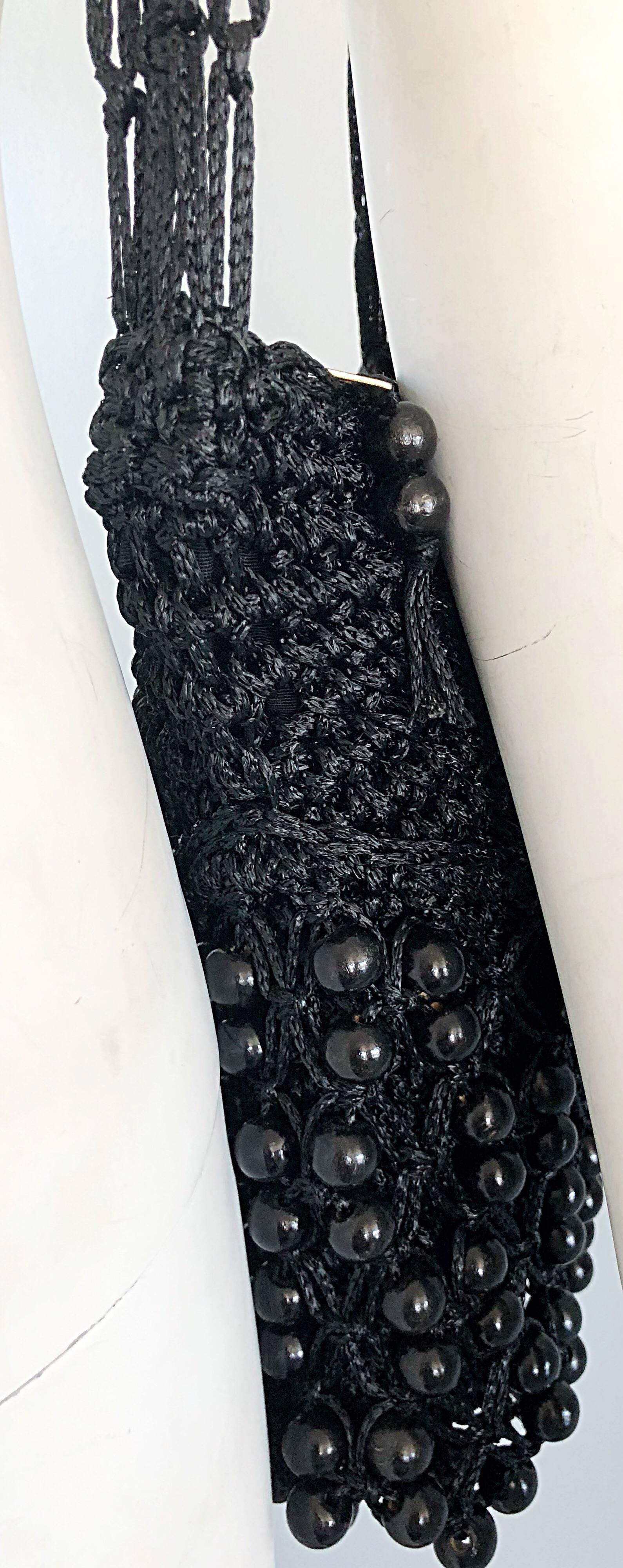 Noir Walborg - Sac à main porté épaule vintage en maille crochet noire perlée, années 1970  en vente