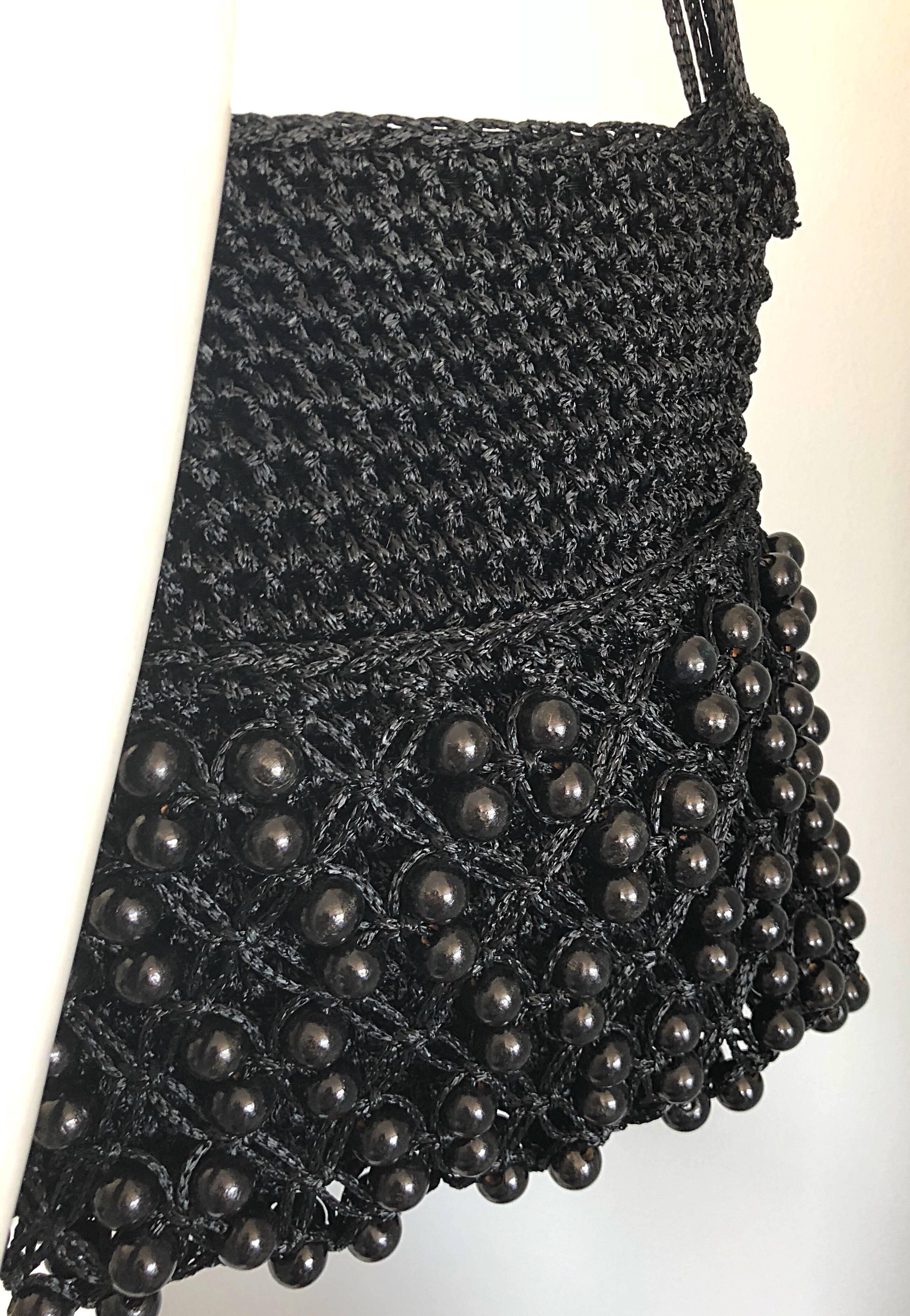 Walborg - Sac à main porté épaule vintage en maille crochet noire perlée, années 1970  Excellent état - En vente à San Diego, CA