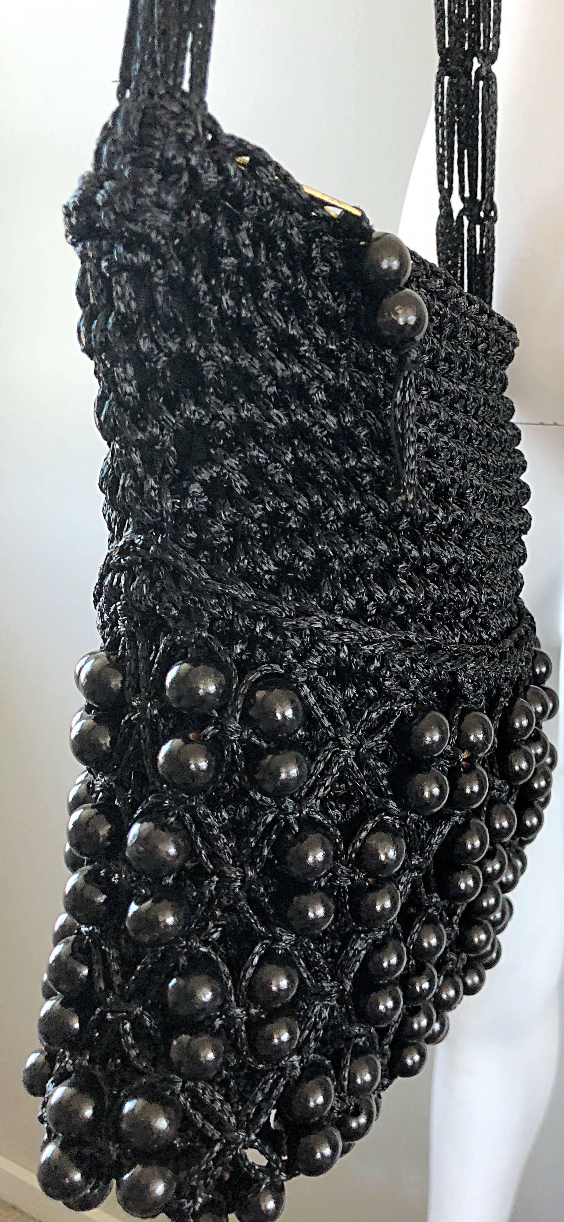 Walborg - Sac à main porté épaule vintage en maille crochet noire perlée, années 1970  Pour femmes en vente