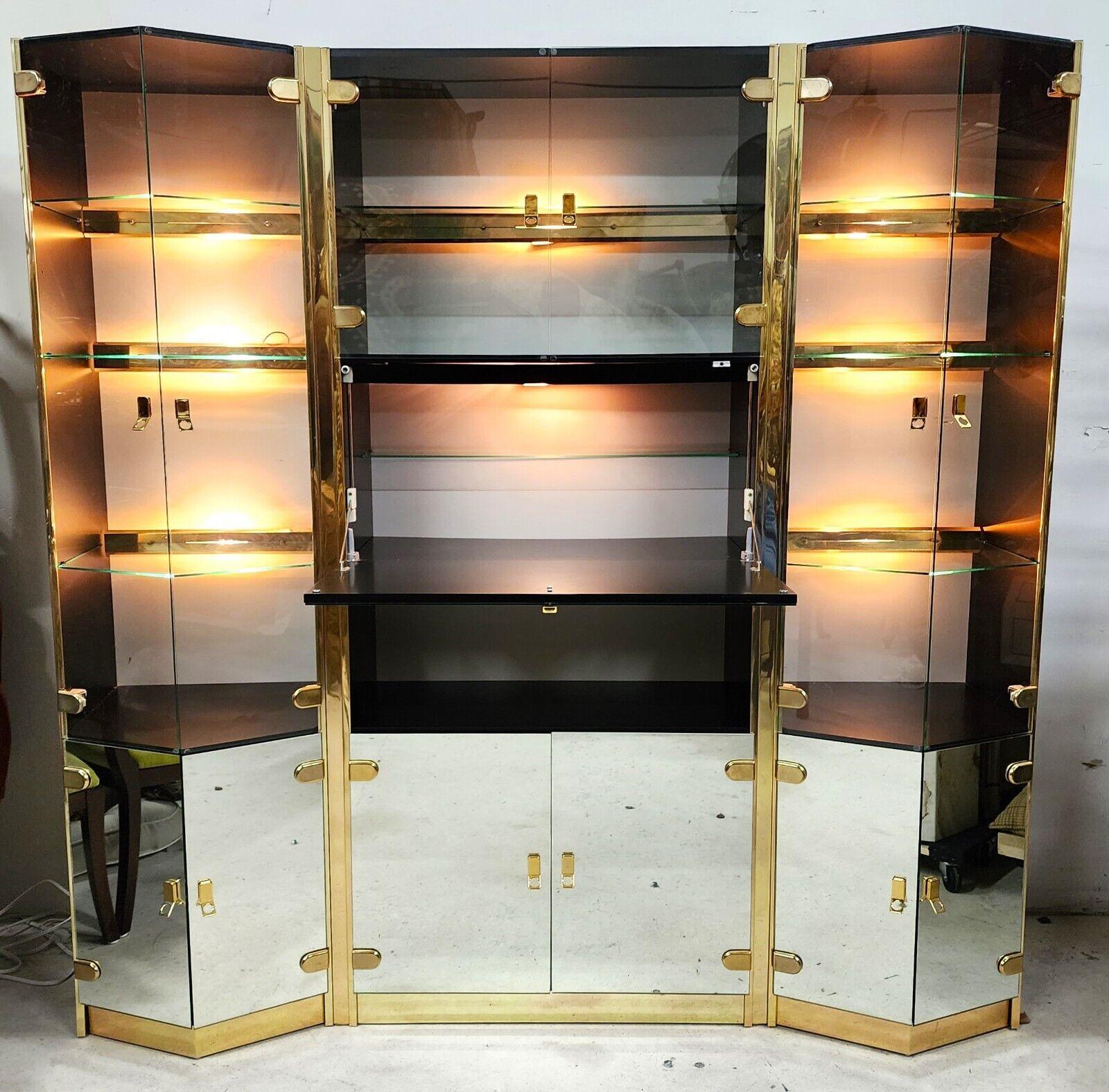 1970s Wall Display Cabinet with Dry Bar In Good Condition For Sale In Lake Worth, FL