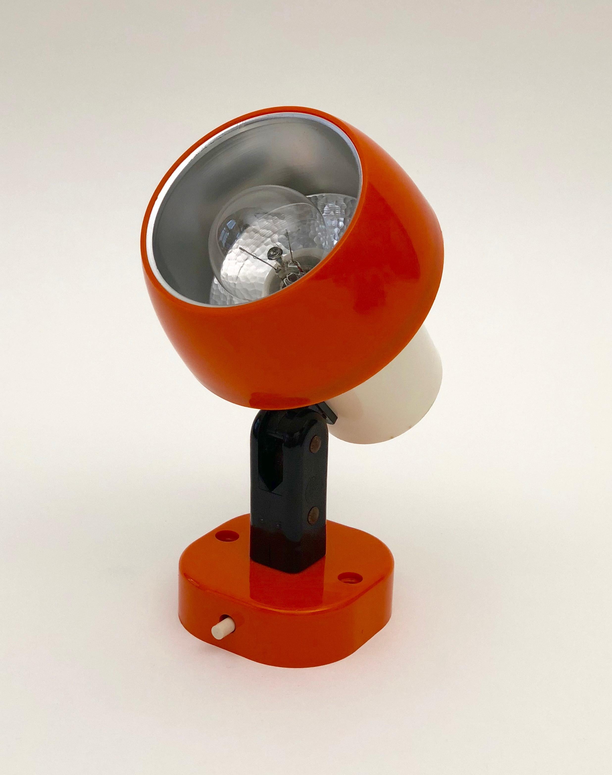 Small adjustable wall lamp made from ABS plastic with metal diffuser. The colors: cream, orange and black are combined with details,
such as industrial mounting bolts and a minimalistic switch. Maximum bulb is 40 watts.