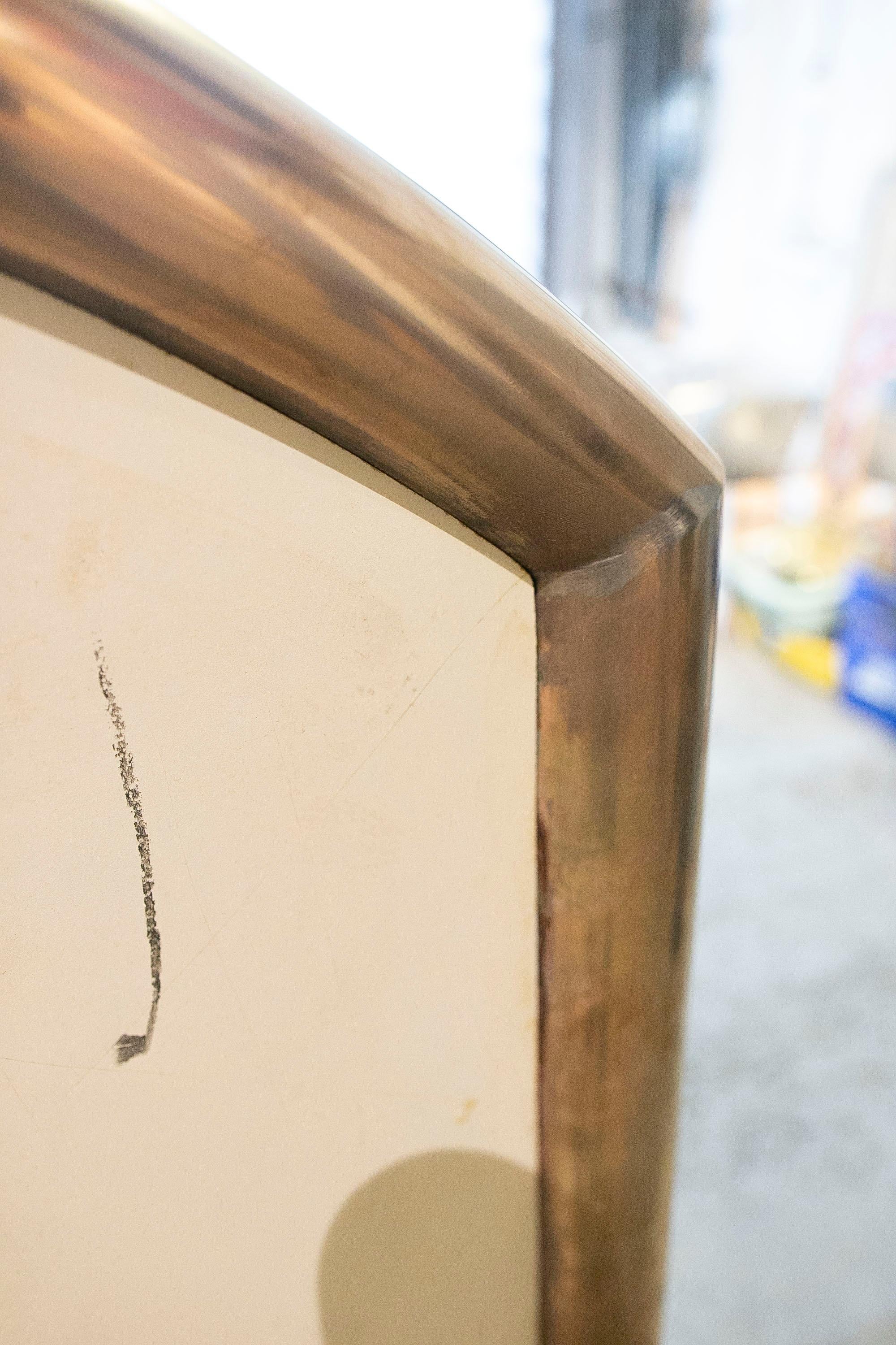 Specchio da parete degli anni '70 con cornice in bronzo e finiture in oro e argento in vendita 6