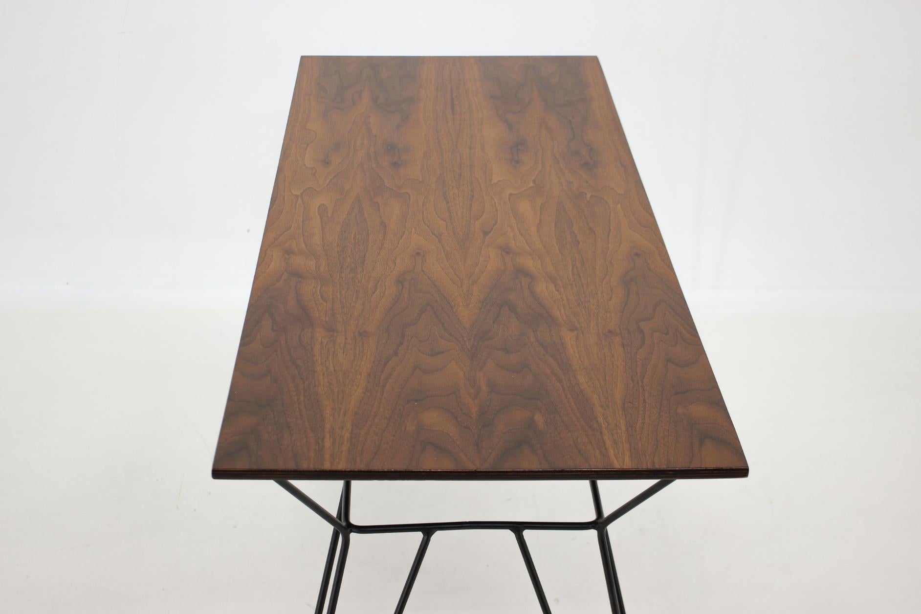 1970's Wallnut Veneer Side Table, Czechoslovakia In Good Condition For Sale In Praha, CZ