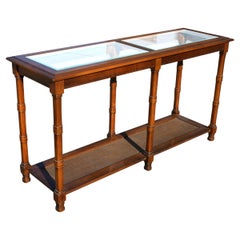 Table console à deux niveaux en noyer des années 1970 avec plateau en verre et fausse étagère à cannage