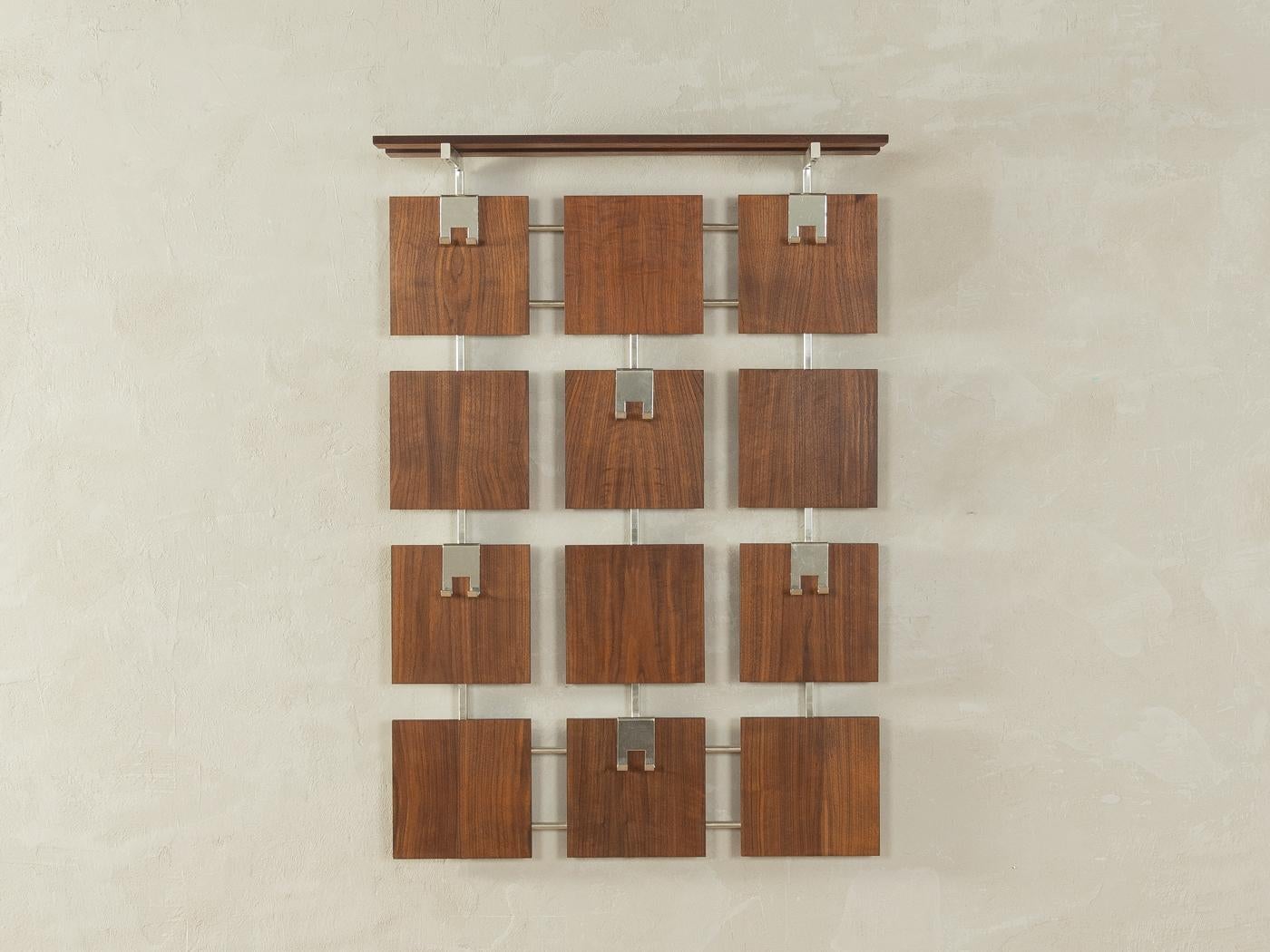 Seltene Wandgarderobe aus den 1970er Jahren mit Paneelen aus Nussbaumholz Hochwertiger Aluminiumrahmen und modulare Haken, die nach Belieben angeordnet werden können. Die Garderobe hat eine Hutablage und ein einfaches