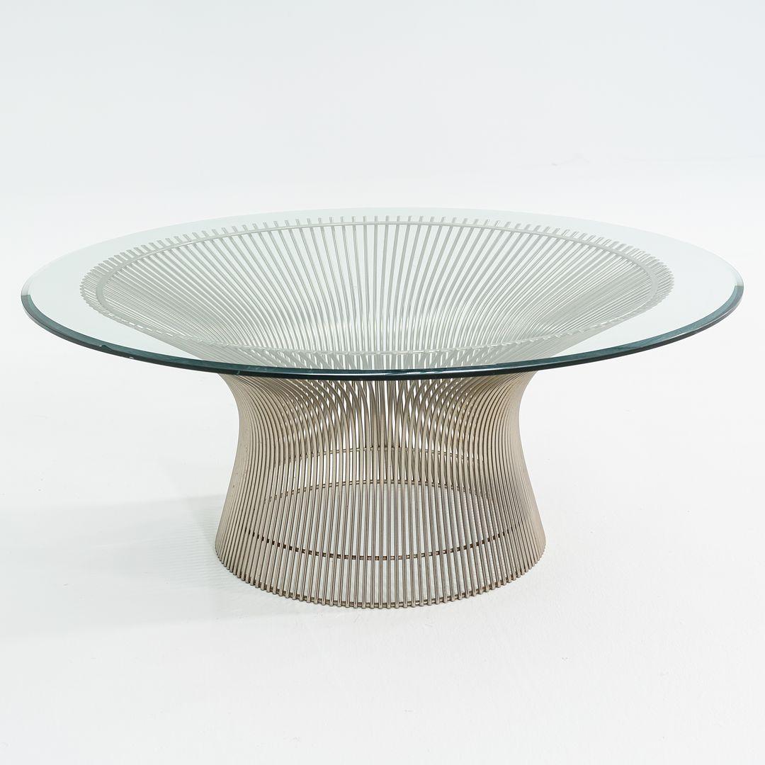 Il s'agit d'une table basse Platner, modèle 3714T, initialement conçue par Warren Platner pour Knoll en 1966. Cet exemple particulier date des années 1970. Le design se caractérise par une base en acier nickelé et un plateau en verre trempé. La base