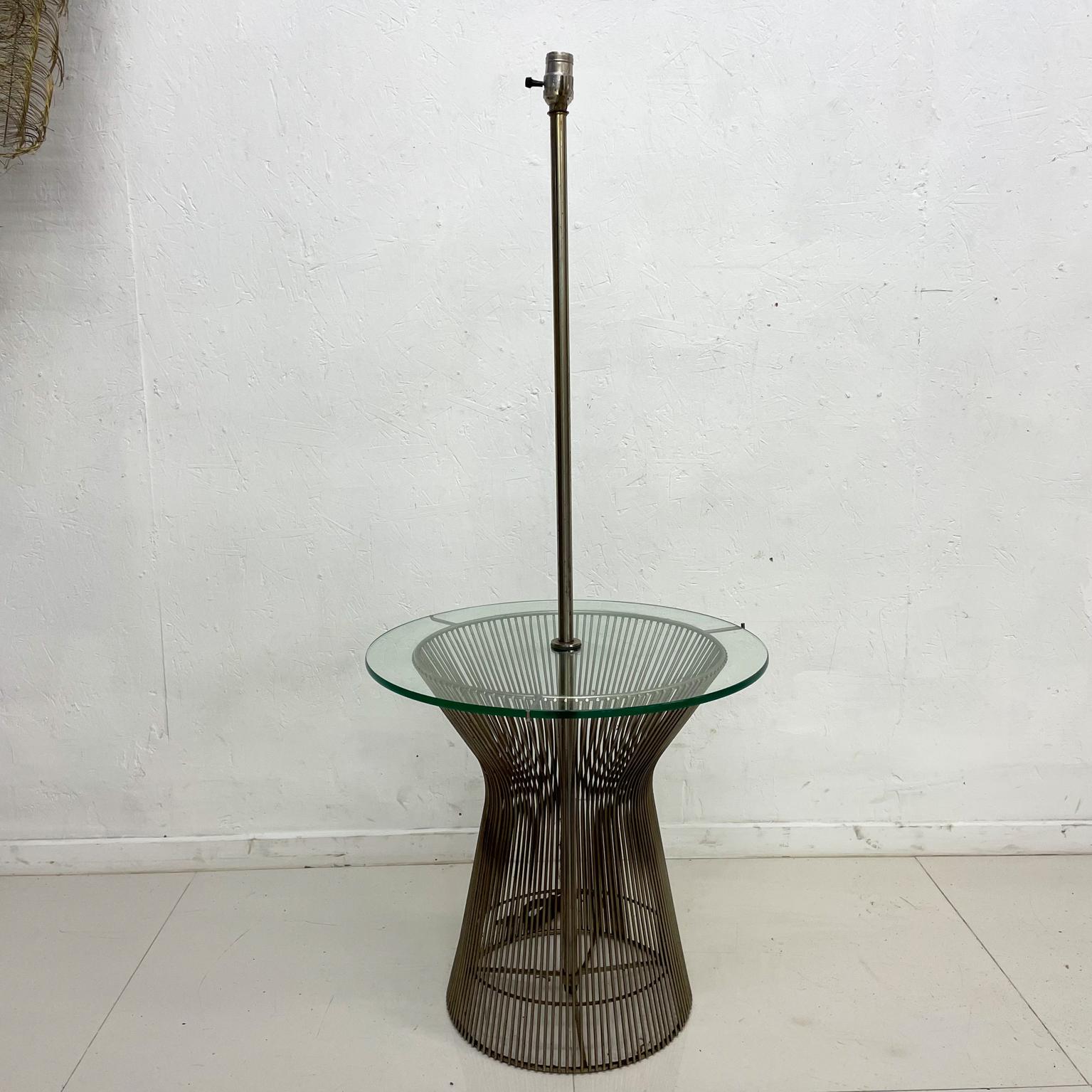 Floor lamp table
1970s Warren Platner for Knoll combination side table with floor lamp.
Metal wire round side table with glass top.
Unmarked attribution Warren Platner.
20 diameter 19.13 height table top and 47 to base of socket
Preowned