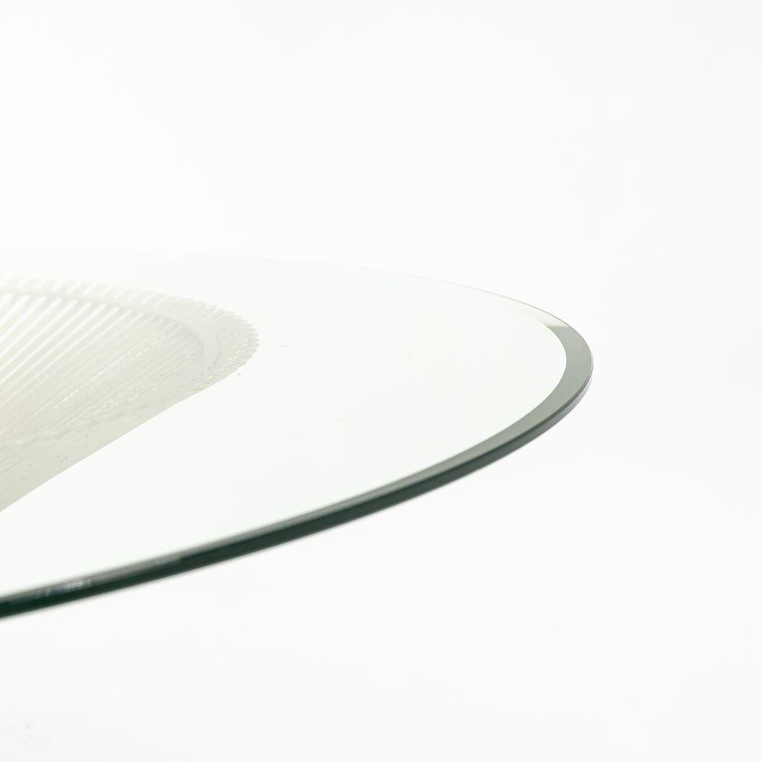 Il s'agit d'une table basse Platner, modèle 3714T, conçue à l'origine par Warren Platner pour Knoll en 1966. Cet exemple particulier date des années 1970. Le design se caractérise par une base en acier chromé au nickel et un plateau en verre d'une