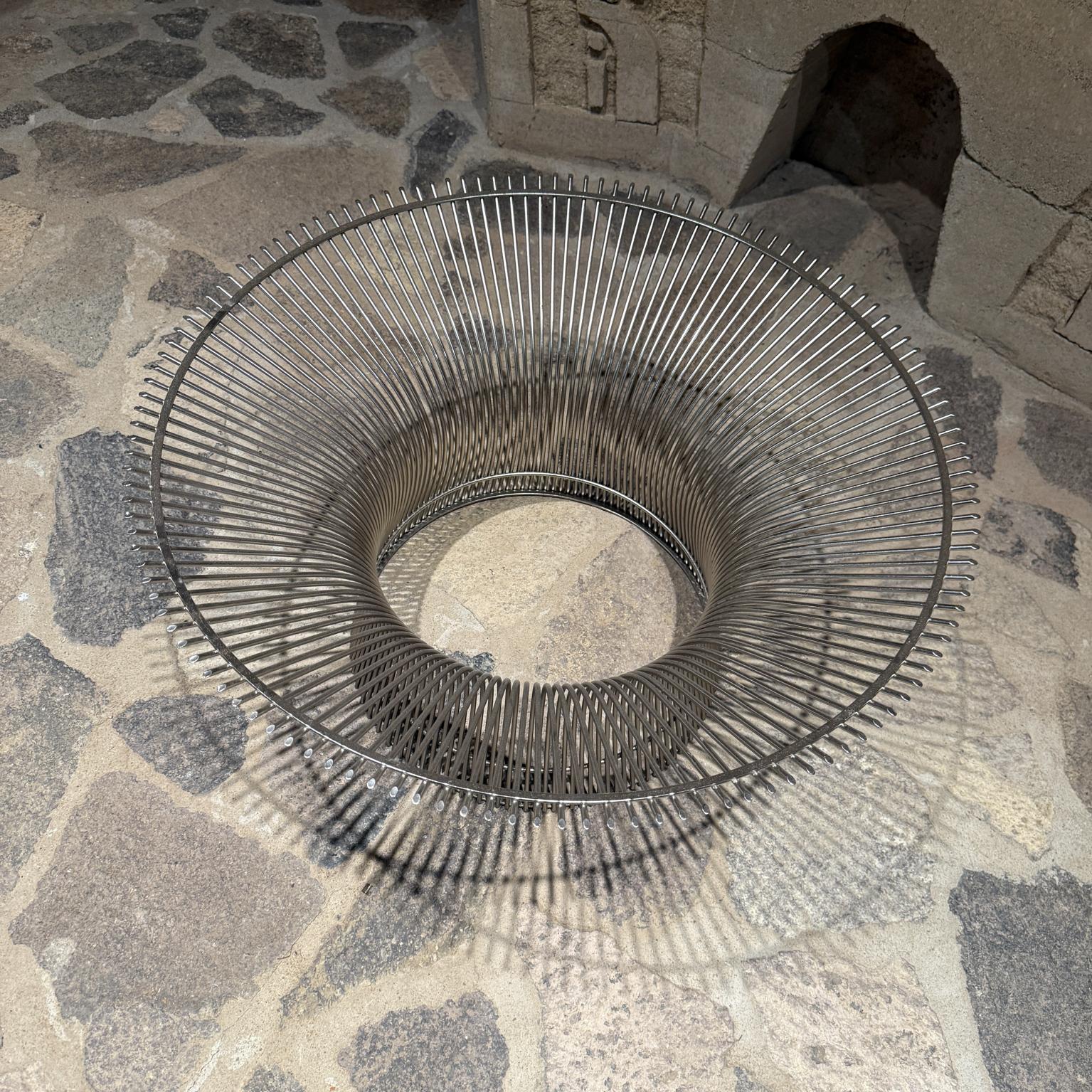 Warren Platner Knoll Modern Round Coffee Table Metal and Glass Restored For Sale 4