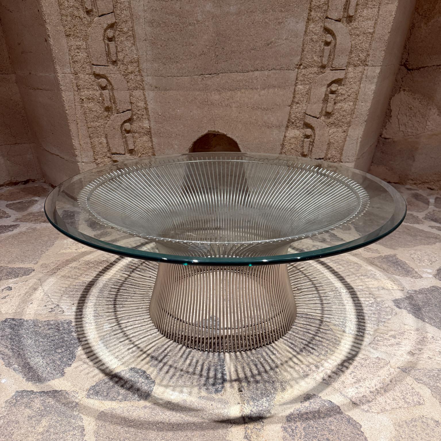 For your consideration: a wire round coffee table designed by Warren Platner for Knolll. USA circa 1966.  Elegant Modern design,  metal wire and glass top. No label present. 

Dimensions: 15.5 H with glass, glass 36 diameter x .5 thick Base 29