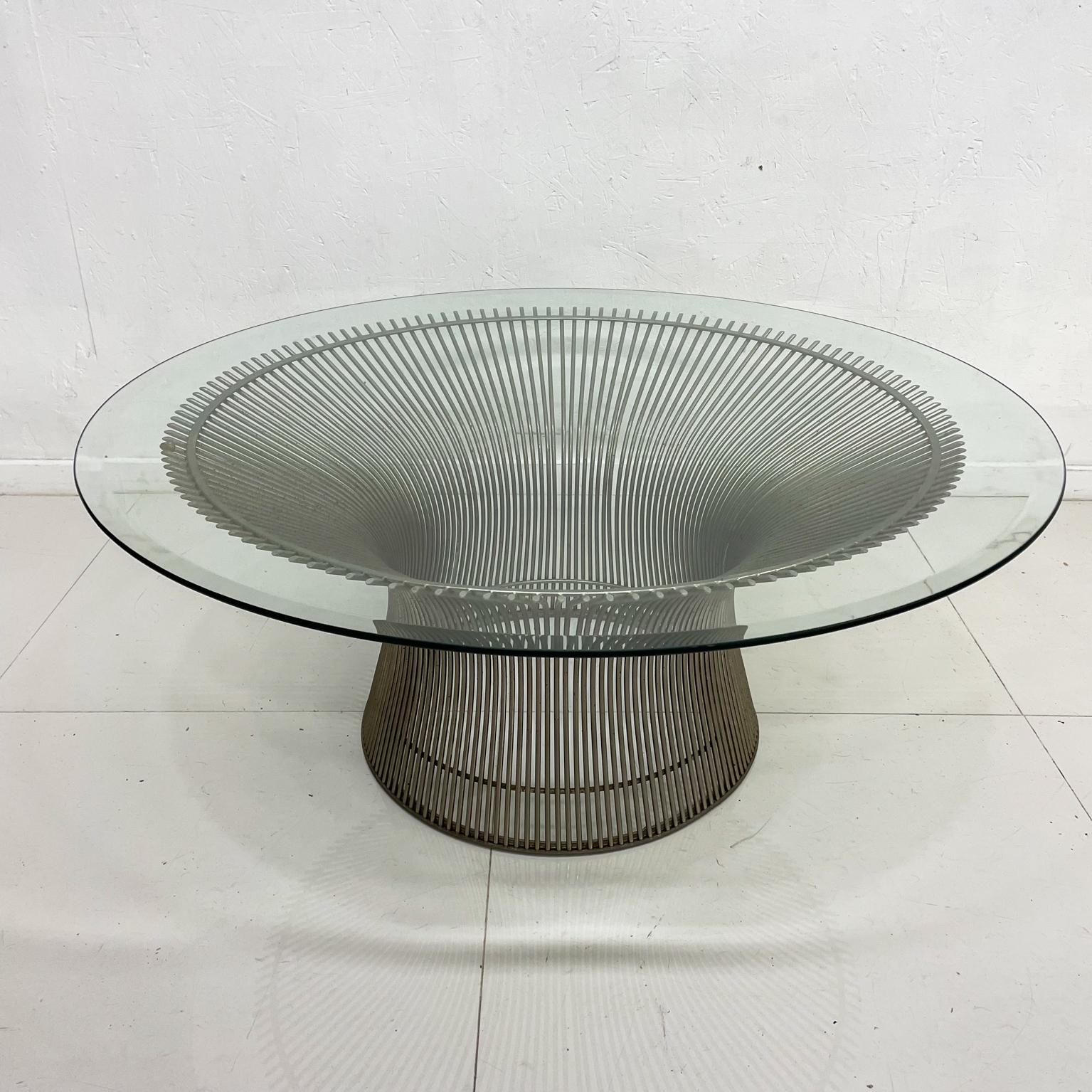 Coffee table
1970s Warren Platner elegant modern round coffee table.
Designed with metal wire and a glass top.
Vintage presentation with patina. Unmarked, attribution Warren Platner.
Dimensions glass 36 diameter and 15 h base 30