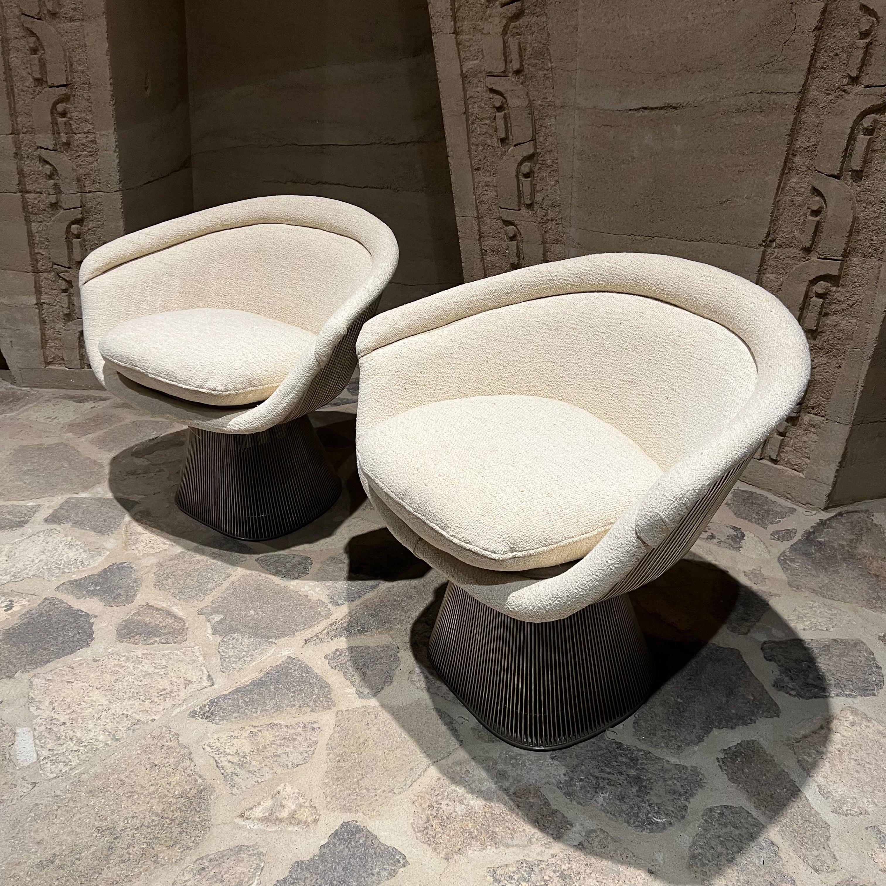 Pareja de sensacionales butacas bajas Warren Platner de los años 70 con elegante estructura metálica Metal en venta