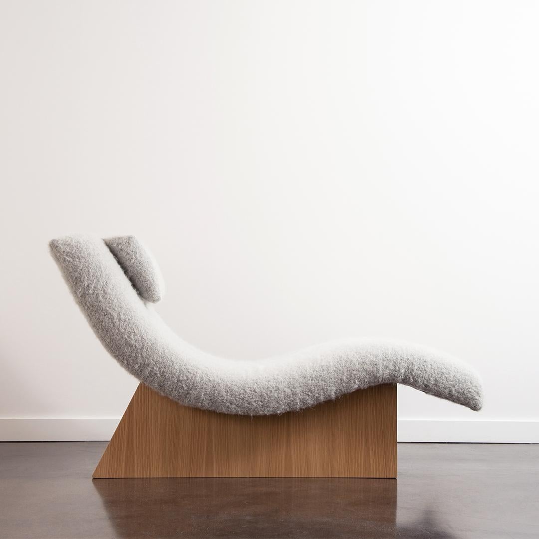 Cette chaise longue en forme de vague, dans le style d'Adrian Pearsall, a une forme curviligne et se moule au corps humain. La chaise a été retapissée par The Selby House dans un mohair/laine de Pierre Frey et la base, une fois tapissée, a été