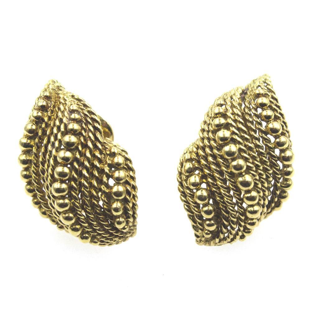 1970s David Webb 18 Karat Yellow Gold Textured Clip Earrings In Excellent Condition In Boca Raton, FL