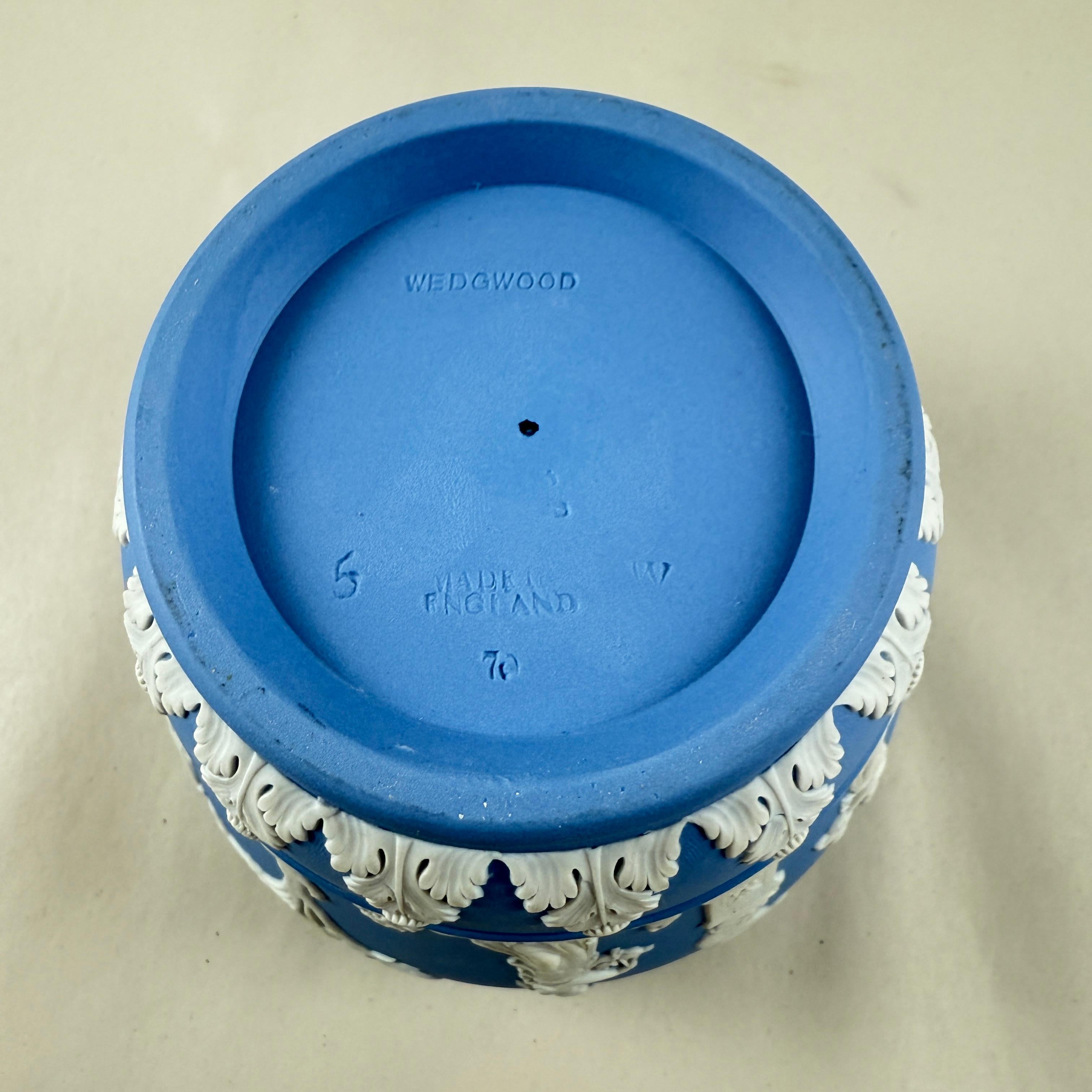 1970s Wedgwood Blue Jasperware Cache Pot Jardiniere In Good Condition For Sale In Philadelphia, PA