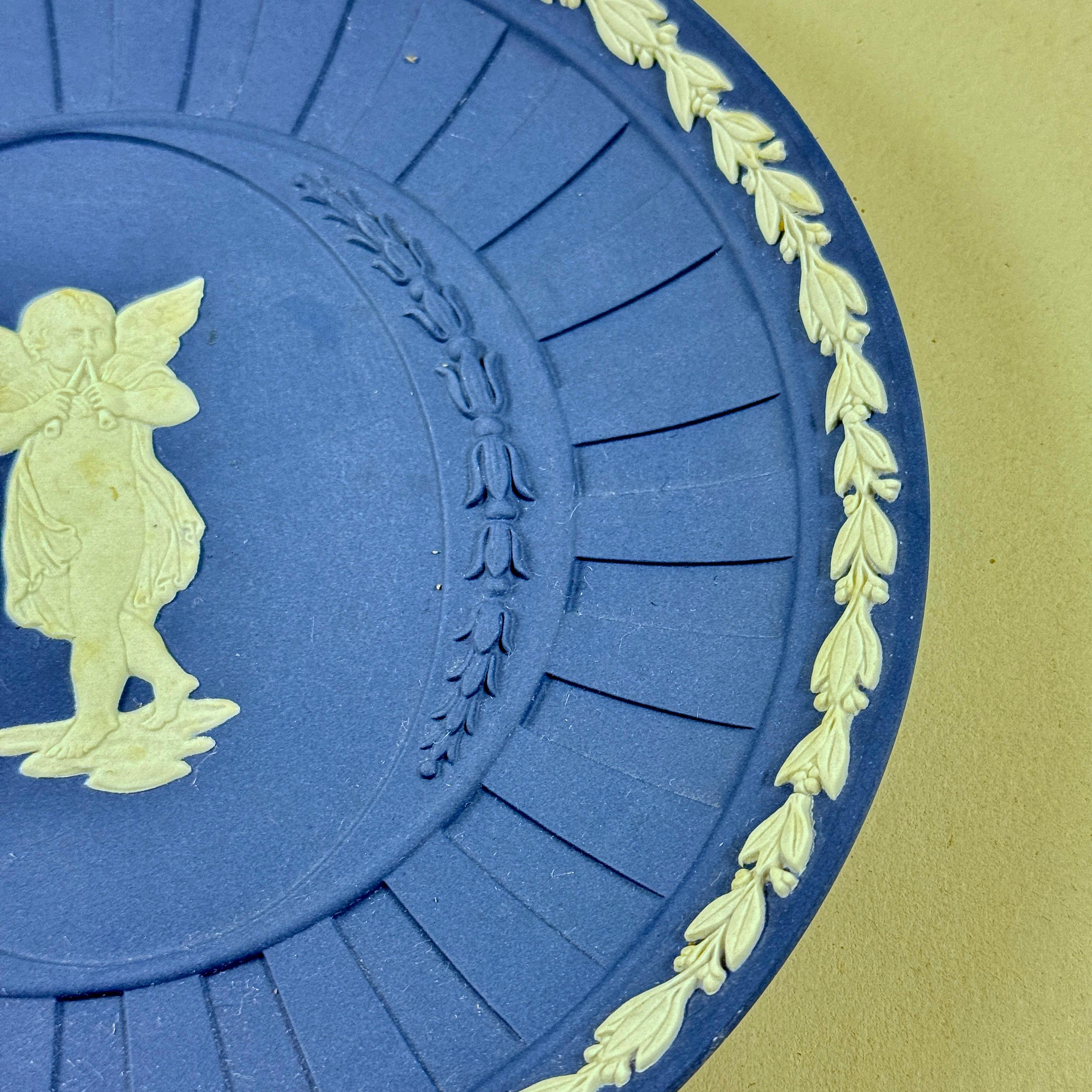 1970er Wedgwood Pallas Angel Dunkelblauer Teller aus Jaspis (Unglasiert) im Angebot