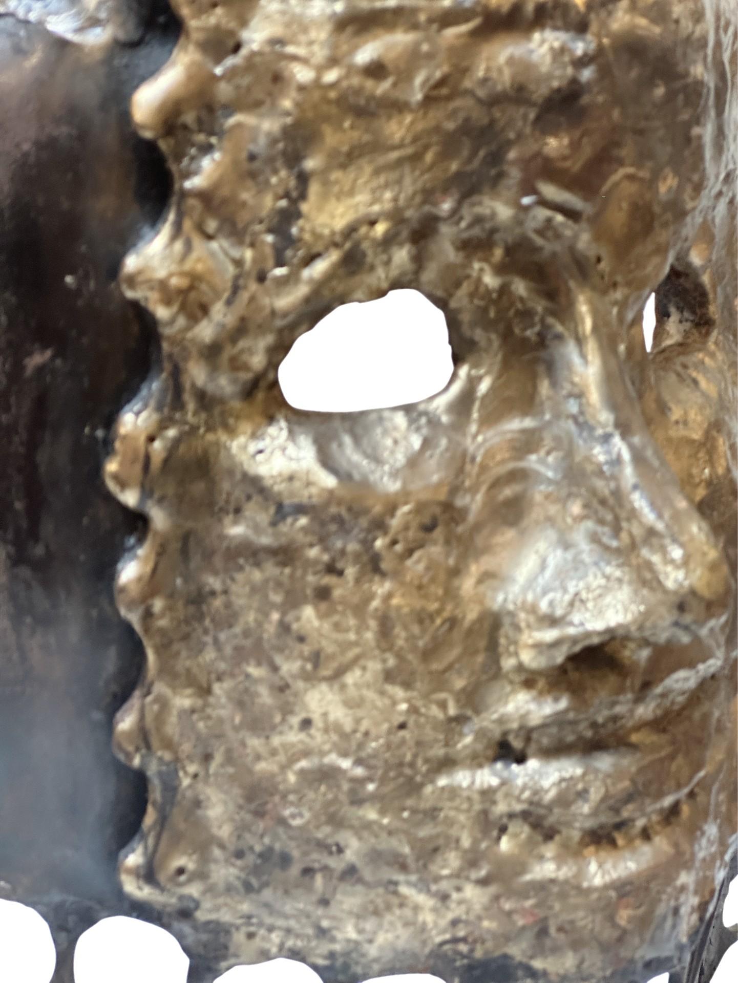 Maschera brutalista in acciaio saldato e bronzo degli anni '70 di Suzanne Benton in vendita 3