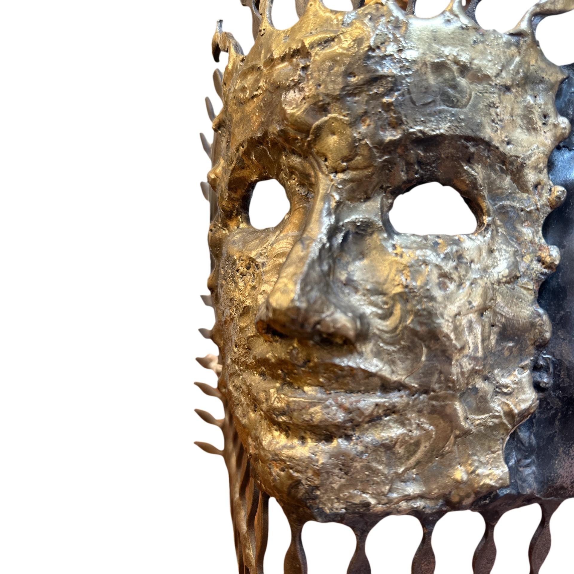 Maschera brutalista in acciaio saldato e bronzo degli anni '70 di Suzanne Benton in vendita 4